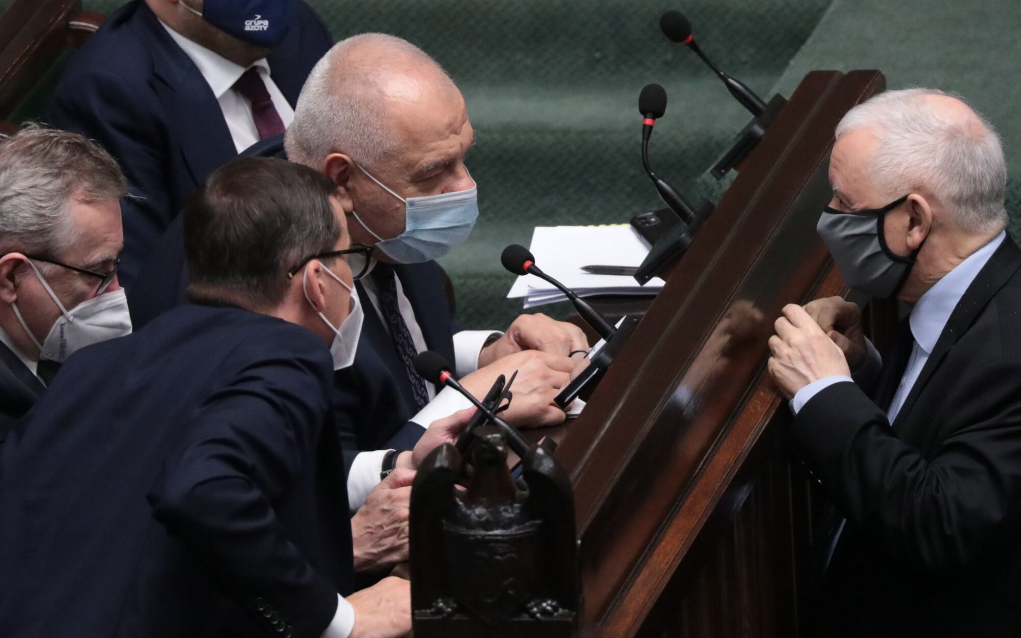23.06.2021 Warszawa , ulica Wiejska . Sejm . 33 . posiedzenie Sejmu IX kadencji . Od lewej: minister kultury , dziedzictwa narodowego i sportu Piotr Glinski , premier Mateusz Morawiecki , minister aktywow pnastowych Jacek Sasin , wicepremier Jaroslaw Kaczynski podczas pracy nad wnioskiem o wotum nieufnosci dla ministra Aktywow Panstwowych Jacka Sasina .
Fot. Slawomir Kaminski / Agencja Gazeta