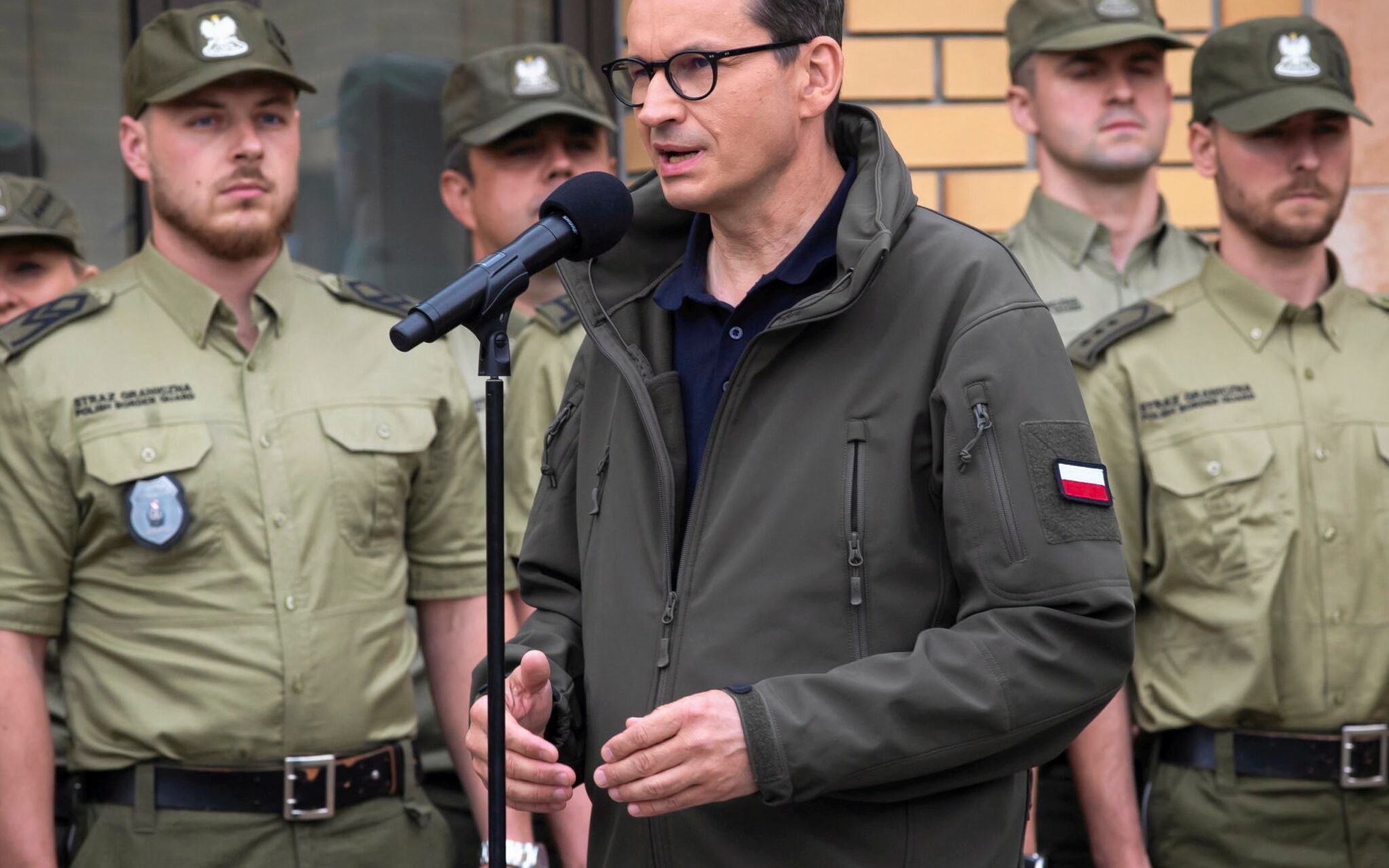 24.08.2021 Kuznica Bialostocka , przejscie graniczne . Premier Mateusz Morawiecki podczas wizytacji na granicy polsko - bialoruskiej , w Strazy Granicznej . Premier spotkal sie z pogranicznikami oraz zrobil objazd po granicy w zwiazku z narastajaca migracja uchodzcow ze strony bialoruskiej .
Fot. Agnieszka Sadowska/ Agencja Gazeta. *** Local Caption *** .