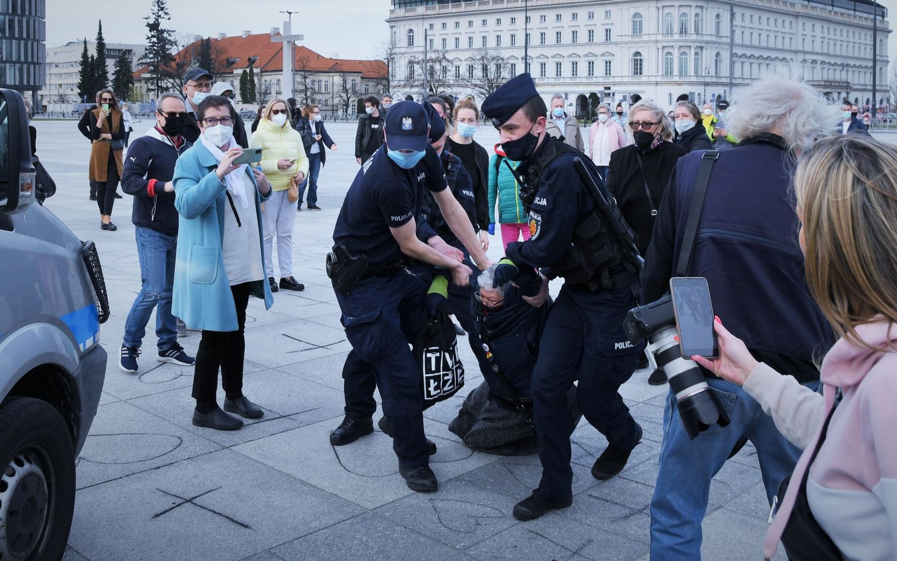 Grafika do artykułu Babcia Kasia wywleczona do radiowozu za rysowanie krzyży i serc. "To za nogi i wrzucamy"