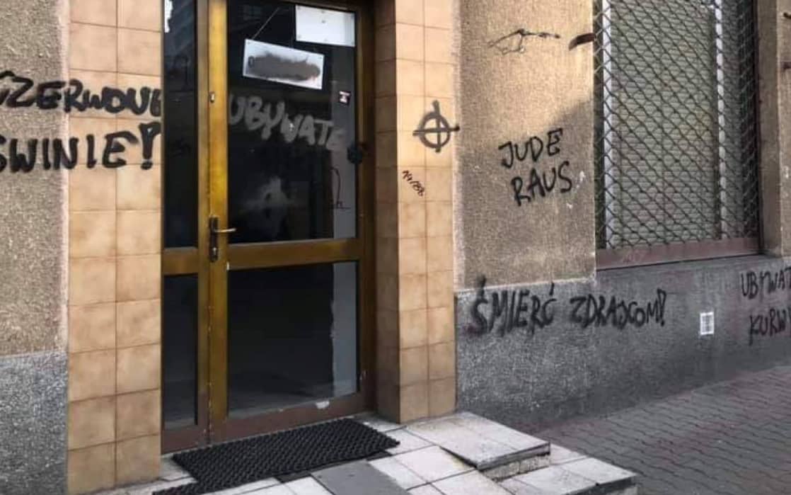 Grafika do artykułu Neofaszyści zaatakowali siedzibę Obywateli RP. Obsmarowali ściany swastyką i „Jude raus”