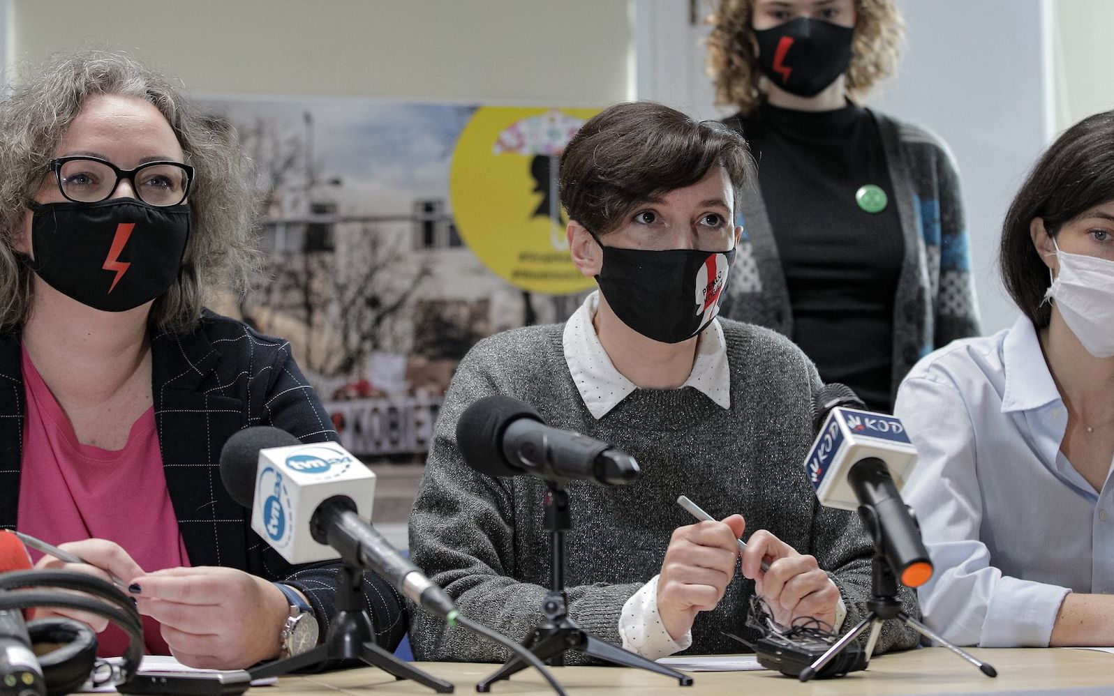 24.11.2020 Warszawa , ulica Wiejska . Od lewej Marta Lempart , Klementyna Suchanow podczas konferencji prasowej , na ktorej zaprezentowano efekty pracy Rady Konsultacyjnej Ogolnopolskiego Strajku Kobiet .
Fot. Dawid Zuchowicz / Agencja Gazeta