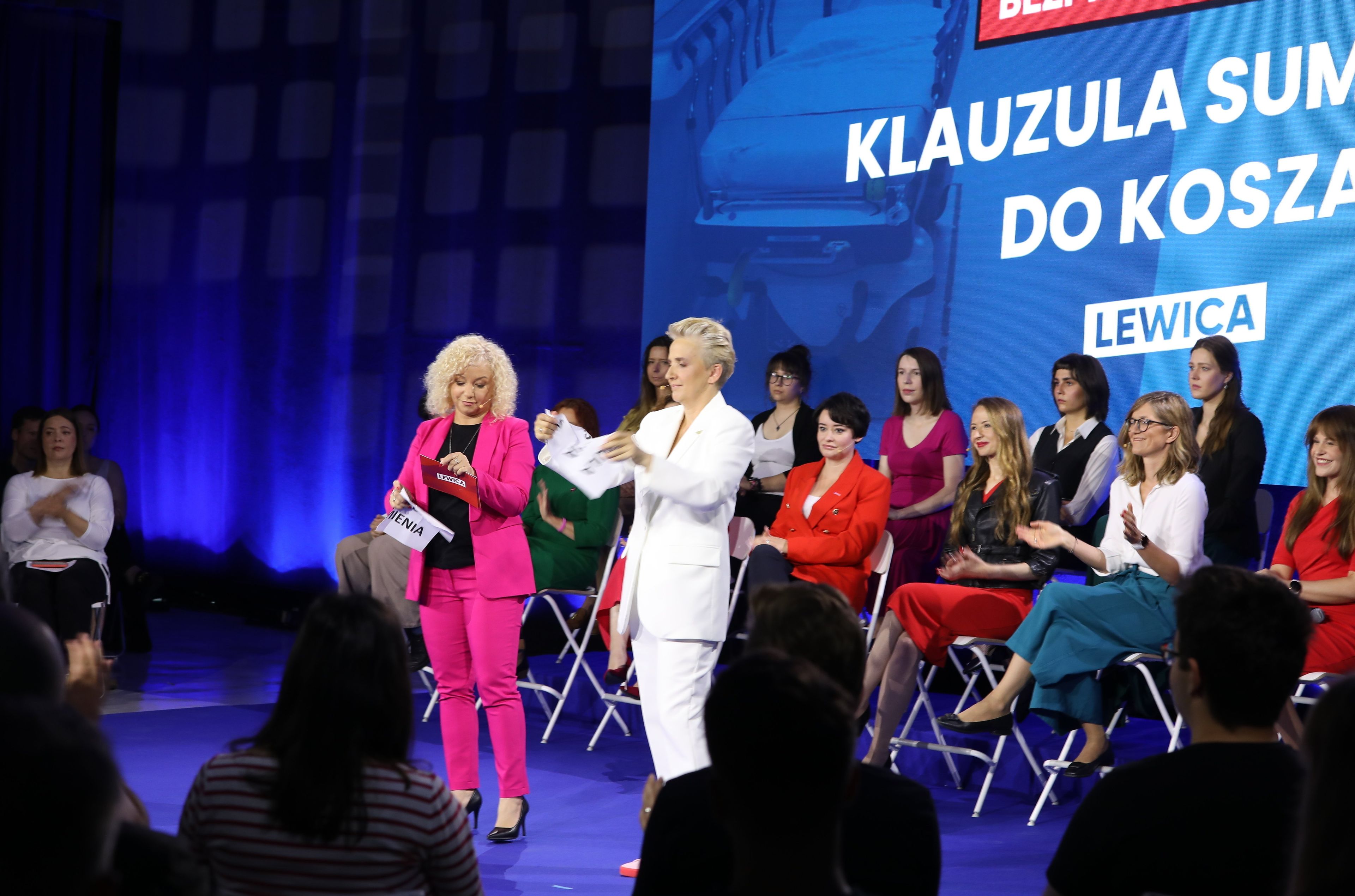 Kobiety na scenie pod wielkim napisem Klauzula sumienia do kosza
