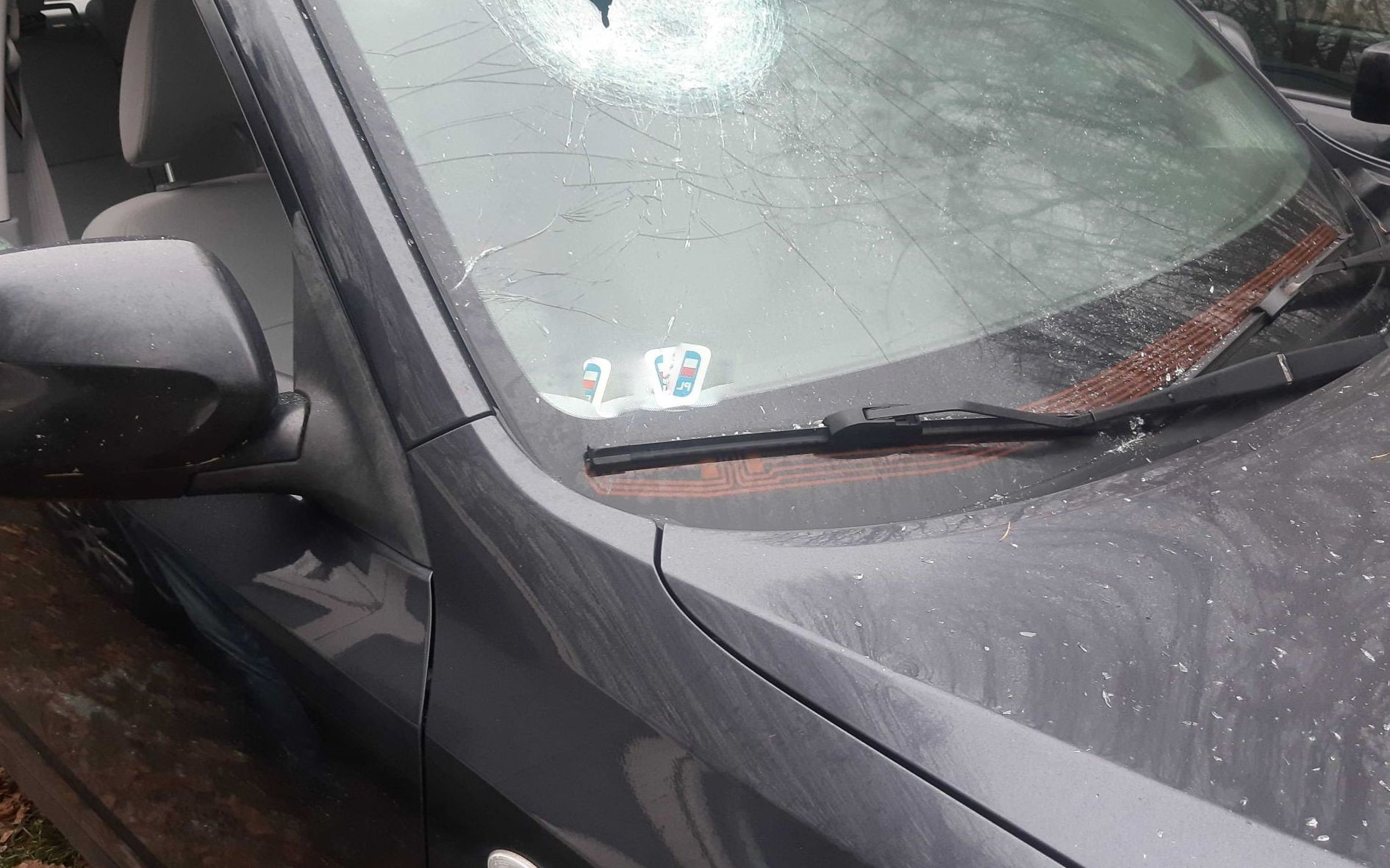 Grafika do artykułu PILNE. Uszkodzono 4 samochody Medyków na Granicy. Ślady po siekierze. Sprawę bada policja