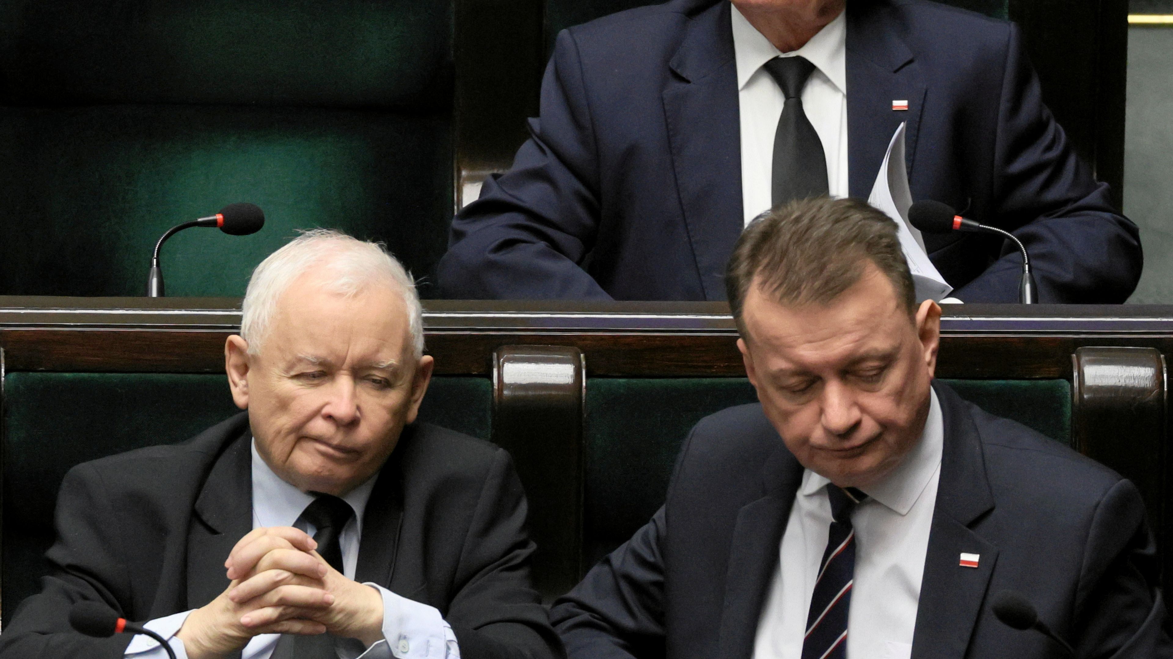 Jarosław Kaczyński a dziwną miną i Mariusz Błaszczak siedzą w ławach sejmowych