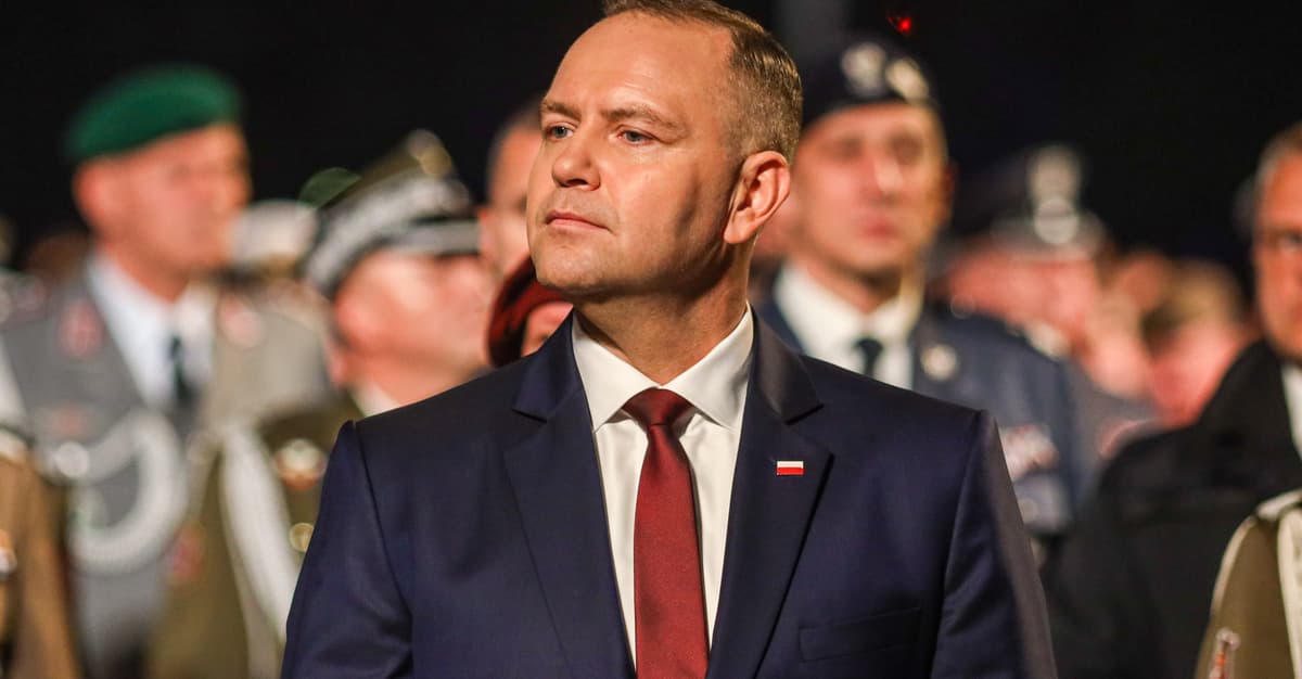 Unia Europejska „pęka przed Karolem”? Nie, Polska nie zostanie wyłączona z paktu migracyjnego