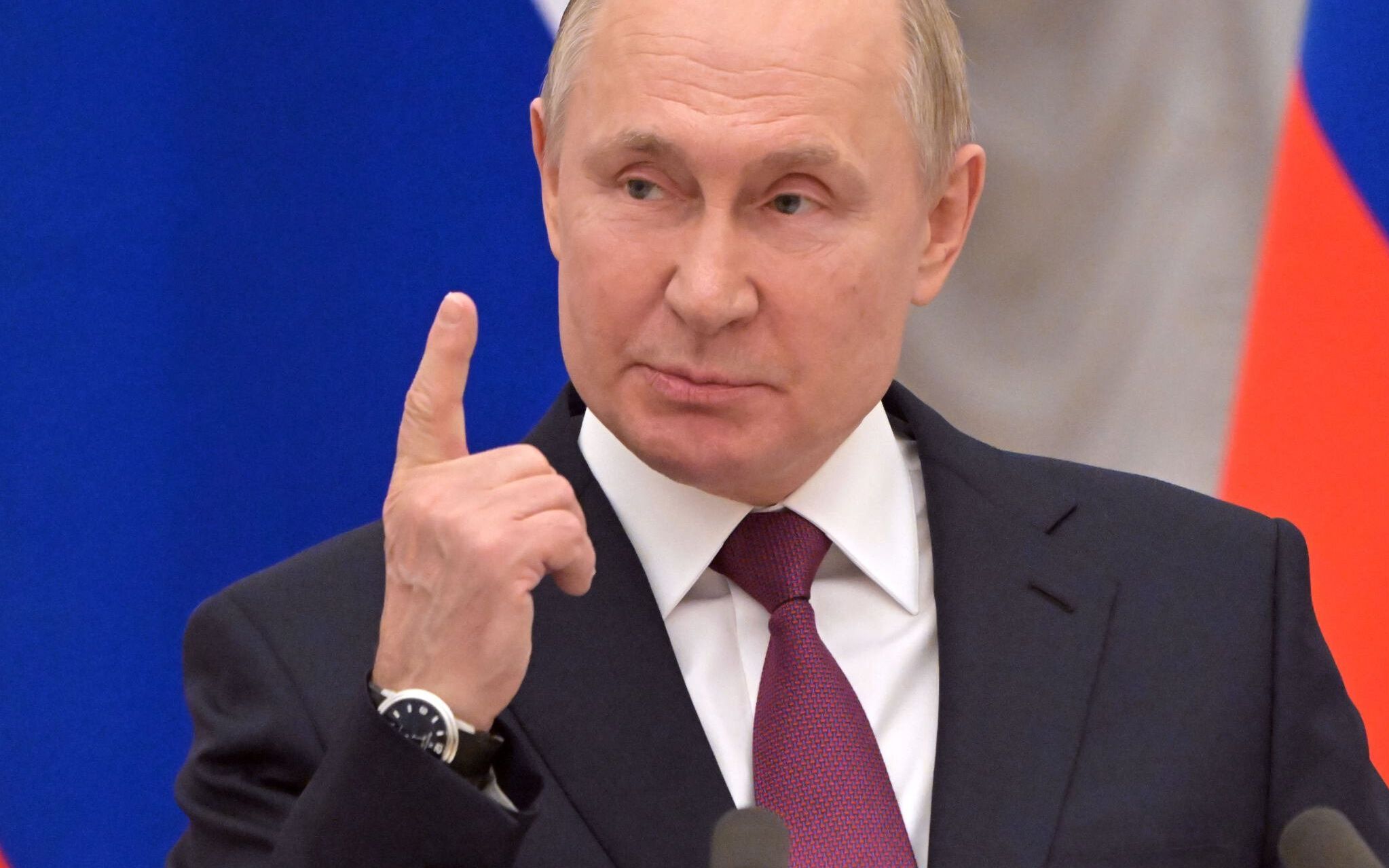 Władimir Putin przemawia i grozi palcem