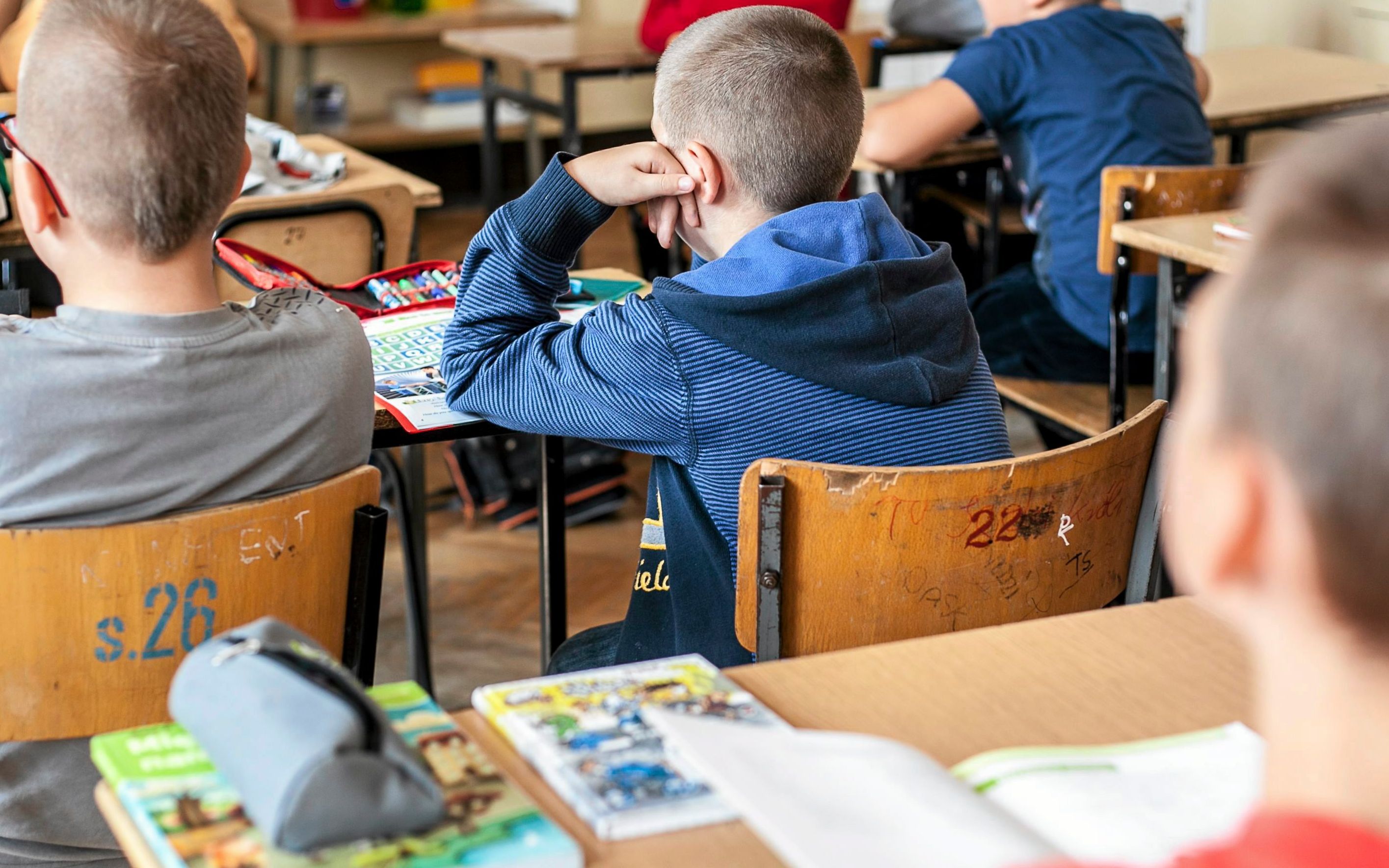 09.09.2015 Krakow . Topolowa 22 . Publiczna Szkola Podstawowa nr 3 . Uczniowie z podrecznikami w klasie . 
Fot. Jakub Ociepa / Agencja Gazeta