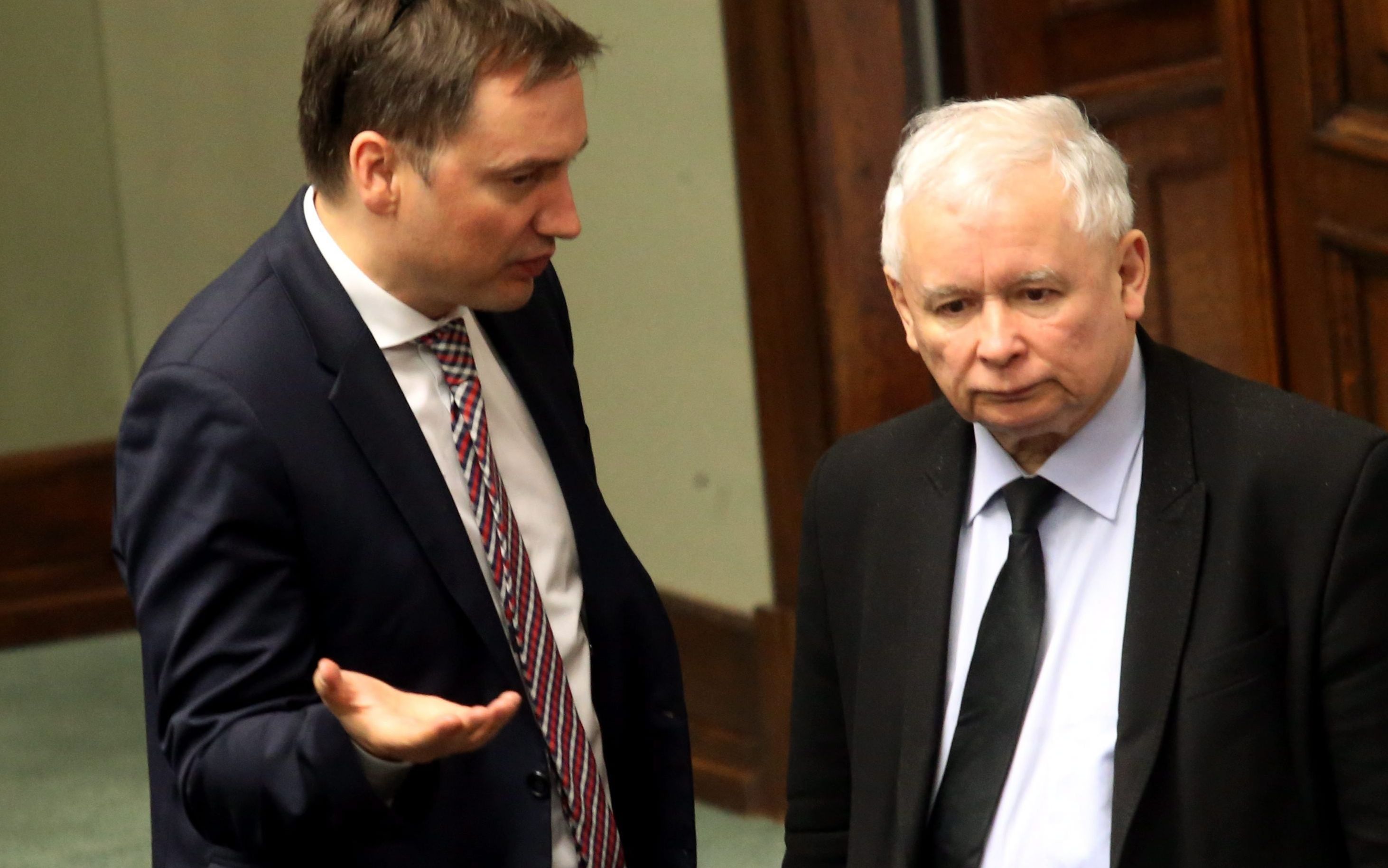 20.05.2016  Warszawa , Sejm . Poslowie PIS Zbigniew Ziobro, Jaroslaw Kaczynski podczas debaty po przemowieniu premier Beaty Szydlo przedstawiajacej informacje rzadu ws. komunikatu Komisji Europejskiej dotyczacego sytuacji w Polsce
Fot. Kuba Atys / Agencja Gazeta