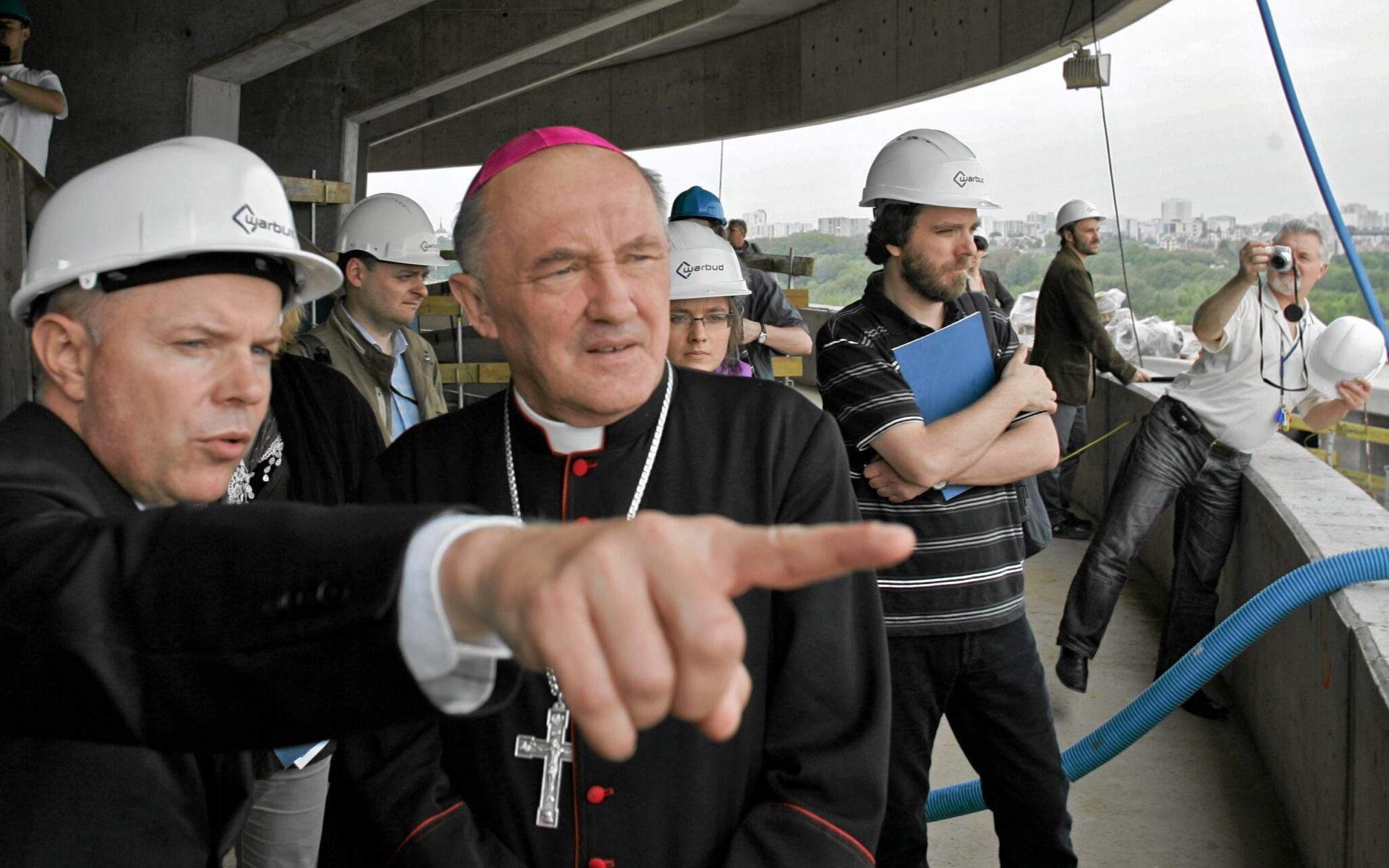 12.05.2010 WARSZAWA , METROPOLITA WARSZAWSKI ABP KAZIMIERZ NYCZ (C) NA BUDOWIE SWIATYNI OPATRZNOSCI BOZEJ . 
FOT. ROBERT KOWALEWSKI / Agencja Wyborcza.pl