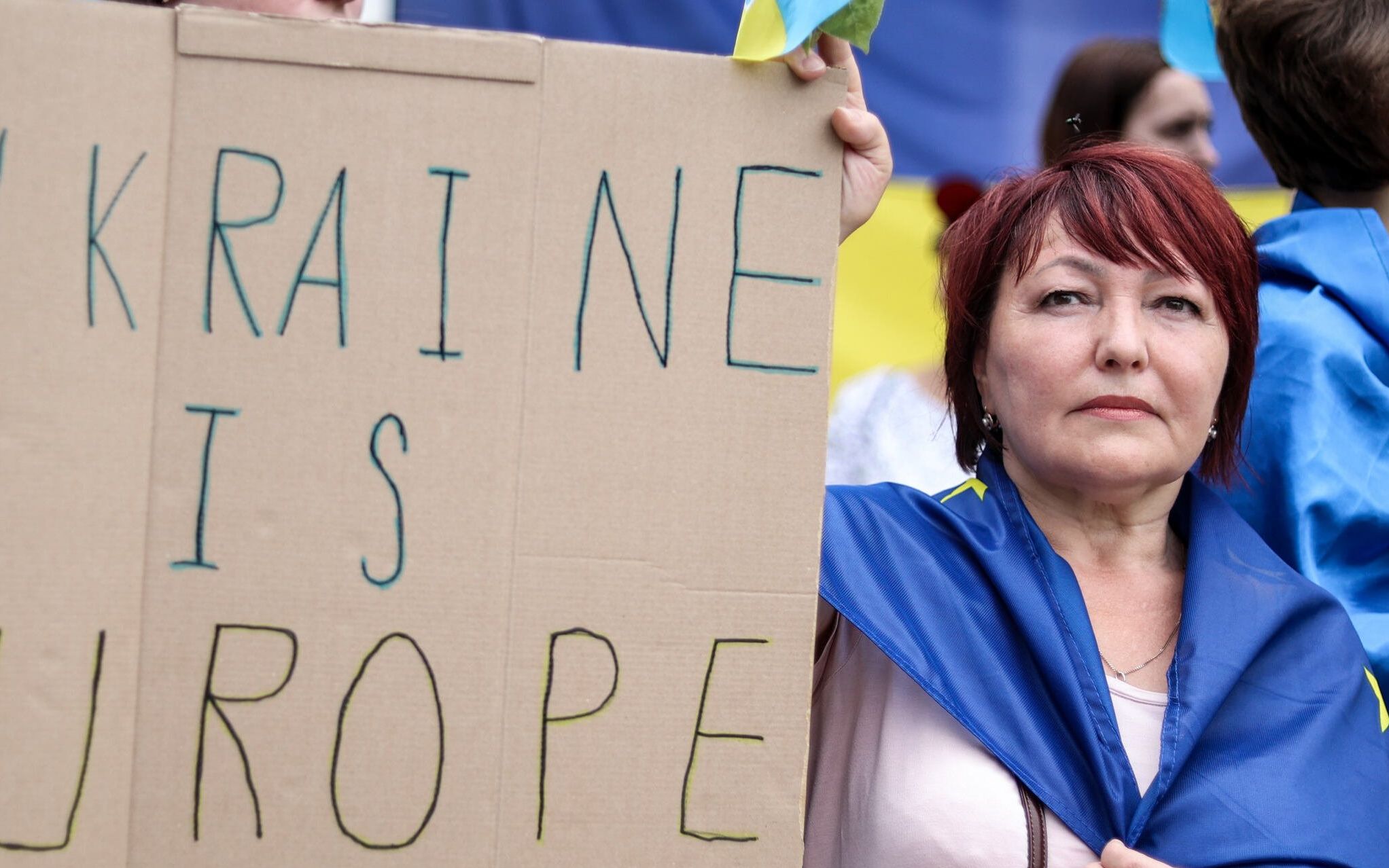 Demonstrators gather outside the European Headquarters part as they protest in support of Ukraine's application for EU candidacy status during an EU-Western Balkans leaders' meeting in Brussels on June 23, 2022. - The leaders of Serbia, Albania and North Macedonia will not boycott the European Union summit after all. The leaders of Albania and North Macedonia considered staying away from the summit as Bulgaria continues to block the start of talks over the two countries' accession to the EU. The EU summit on the Western Balkans begins on June 23, 2022. This will be followed by a regular summit, including on granting candidate country status to Ukraine and Moldova. (Photo by Kenzo TRIBOUILLARD / AFP)