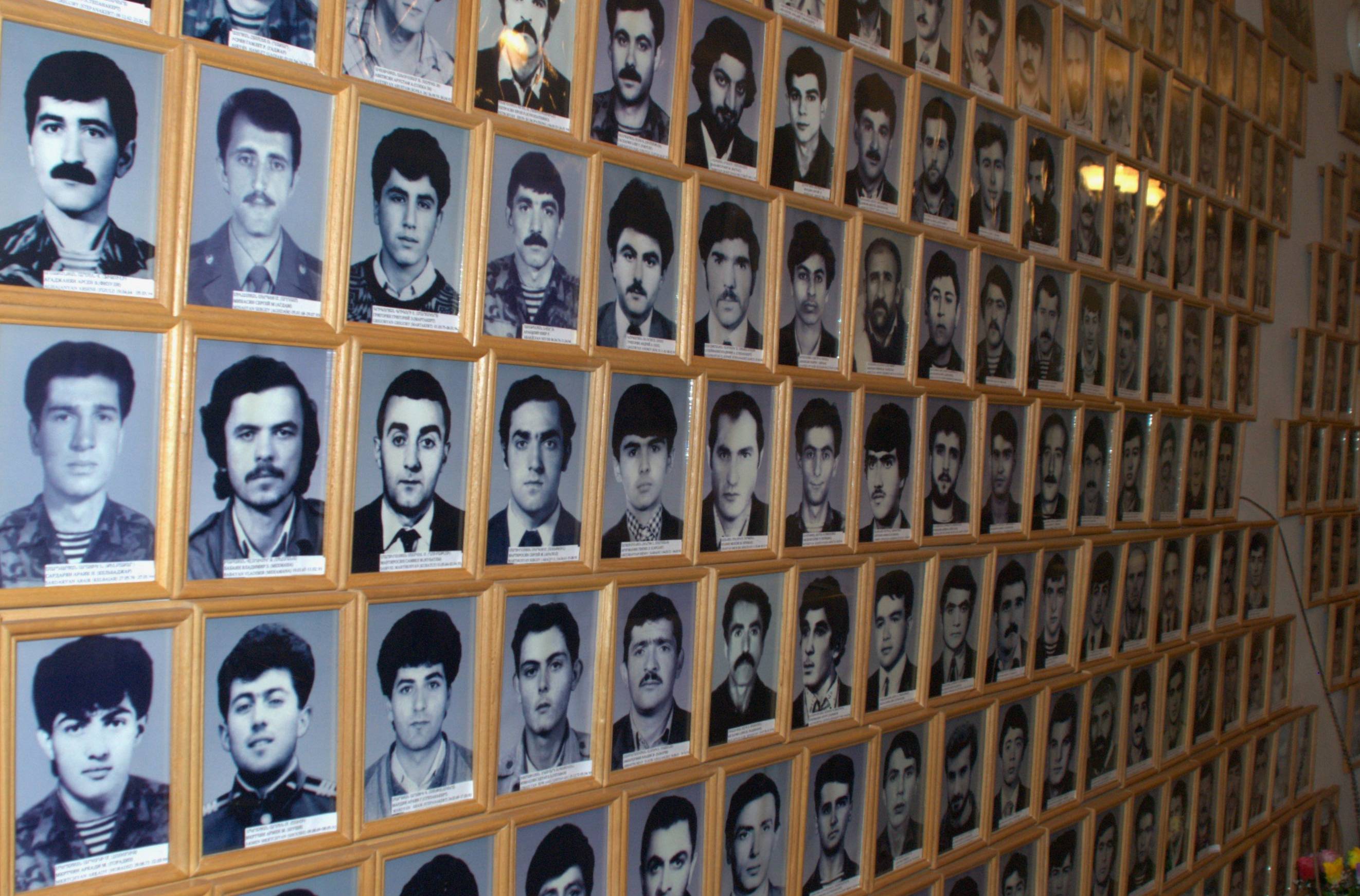 Ściana pełna fotografii portretowych mężczyzn, Muzeum Poległych Żołnierzy w Stepanakercie, Karabach