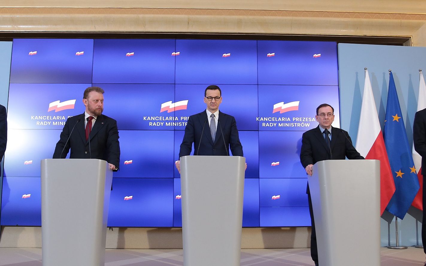 10.03.2020 Warszawa , Kancelaria Prezesa Rady Ministrow . Prezes Rady Ministrow Mateusz Morawiecki (c) , minister nauki i szkolnictwa wyzszego Jaroslaw Gowin (l) , minister zdrowia Lukasz Szumowski (2l), minister spraw wewnetrznych i administracji Mariusz Kaminski (2p) , minister edukacji narodowej Dariusz Piontkowski (p) podczas konferencji prasowej ws. rosnacej liczby przypadkow zarazenia koronawirusem . 
Fot. Dawid Zuchowicz / Agencja Gazeta