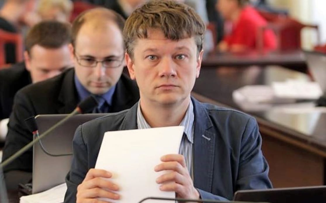 Grafika do artykułu Konserwatysta, co zawiódł się na PiS i woli ruch Hołowni: "Szukałem momentu, żeby odejść z hukiem"