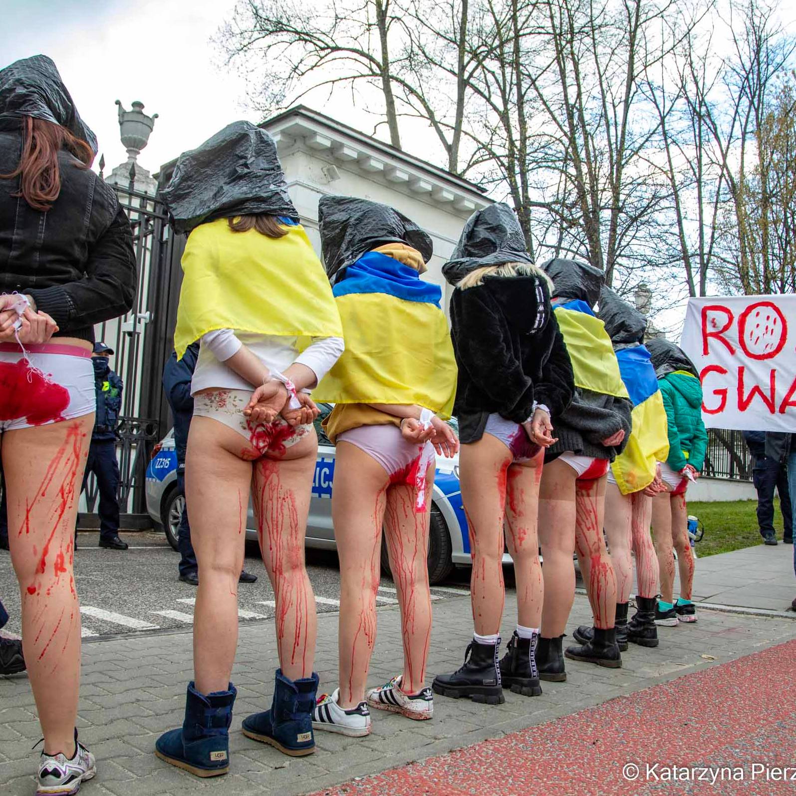 Protest przeciw gwałtom wojennym pod Ambasadą Rosji w Warszawie