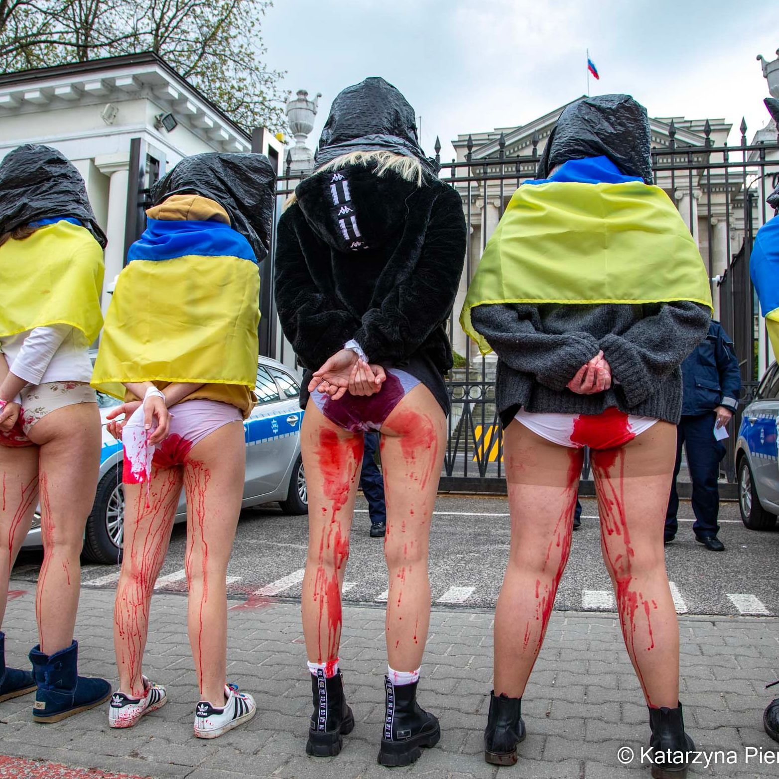 Protest przeciw gwałtom wojennym pod Ambasadą Rosji w Warszawie