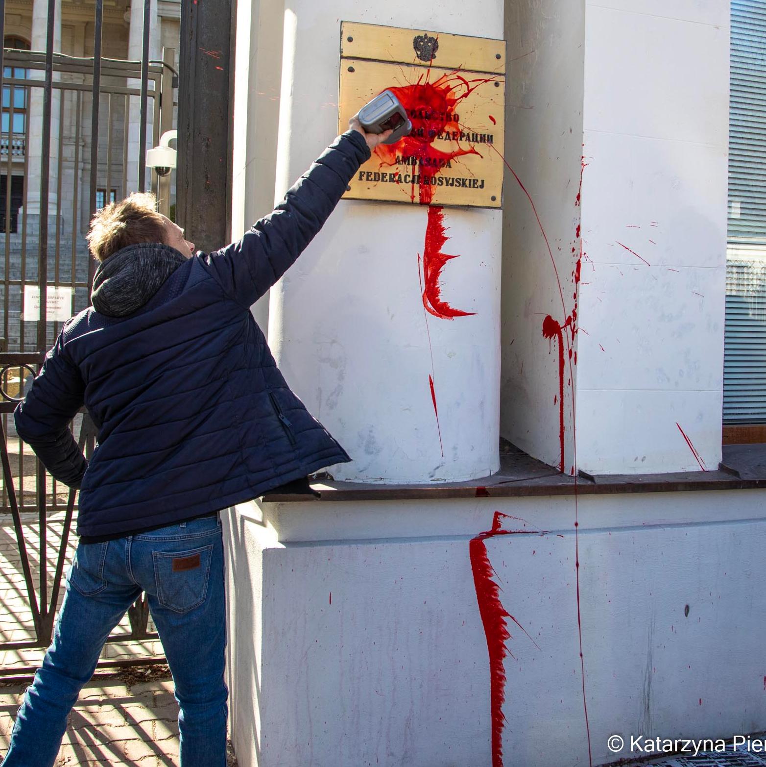 Krew na Ambasadzie Rosji w Warszawie. Protest KOD i LBO