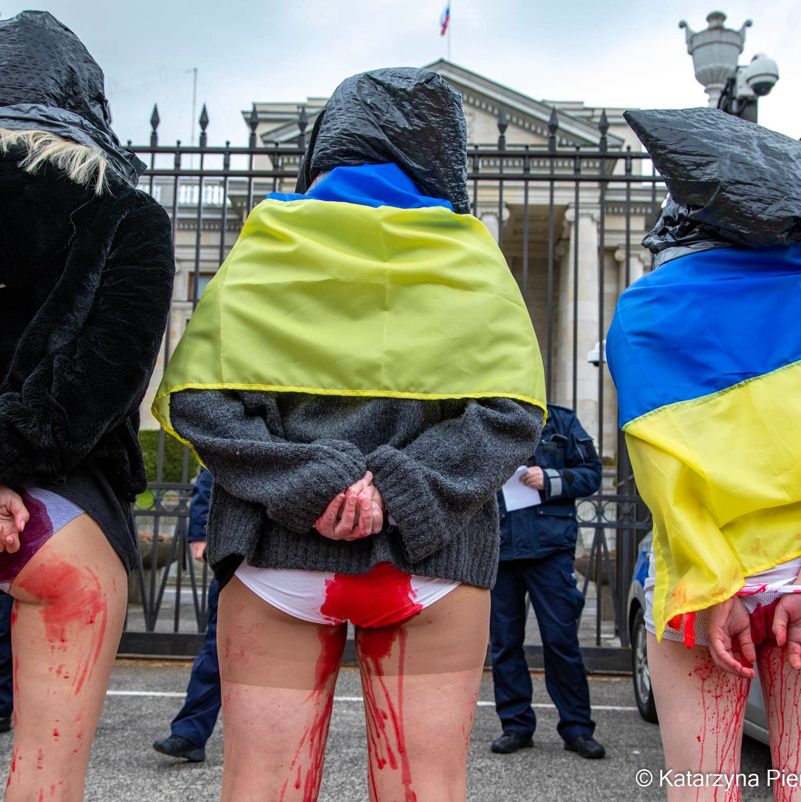 Protest przeciw gwałtom wojennym pod Ambasadą Rosji w Warszawie