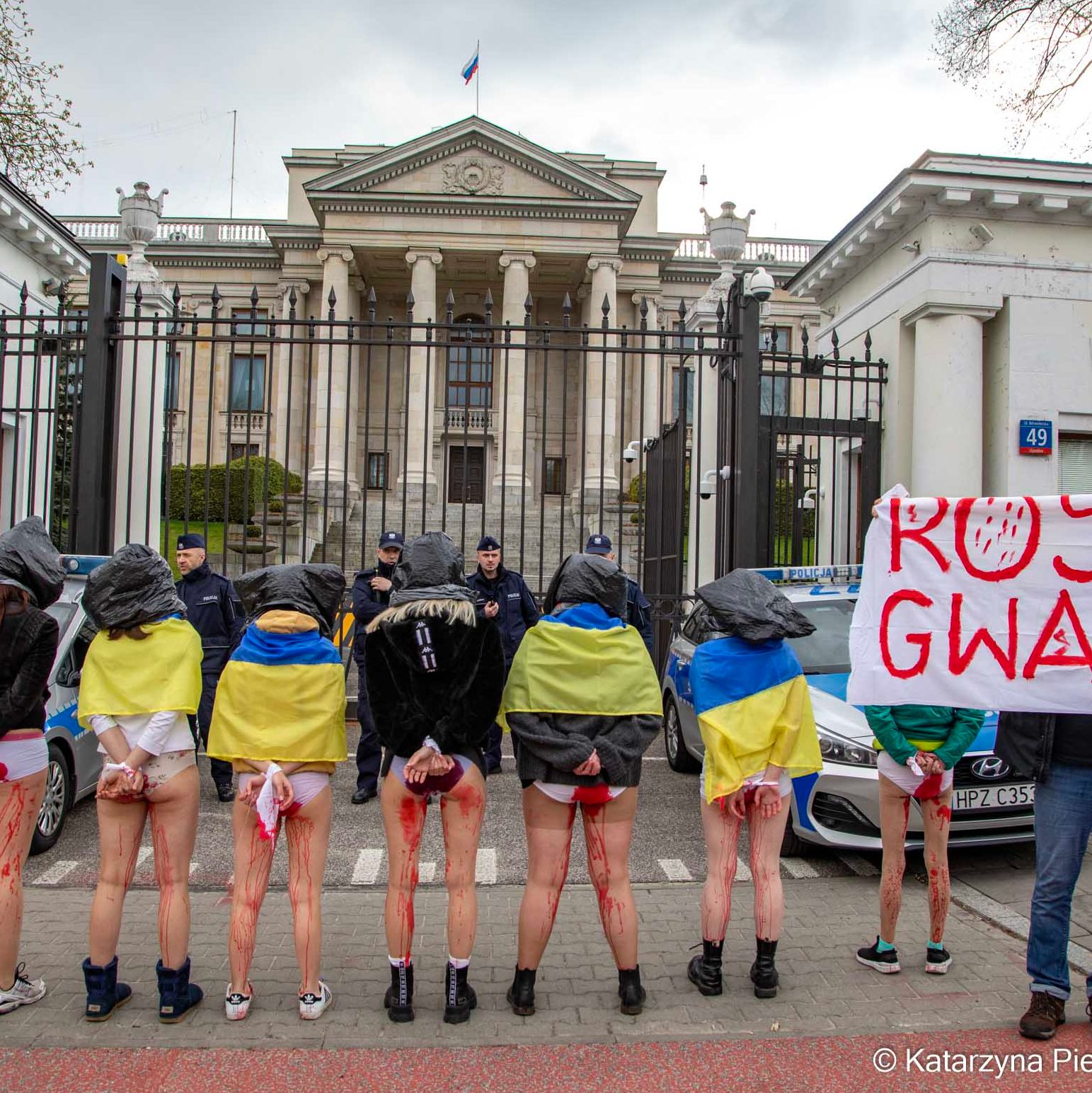 Protest przeciw gwałtom wojennym pod Ambasadą Rosji w Warszawie