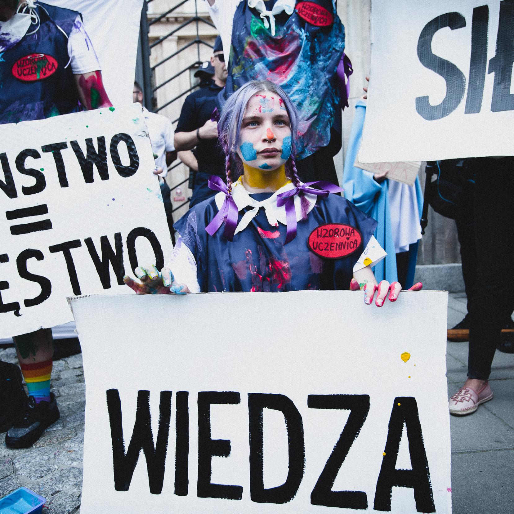 Warszawa, 19.07.2021. Aktywiści i aktywistki protestowali przed siedzibą Ministerwsta Edukacji i Nauki. Pomalowali się tęczowymi farbami, zrobili laurkę dla Czarnka