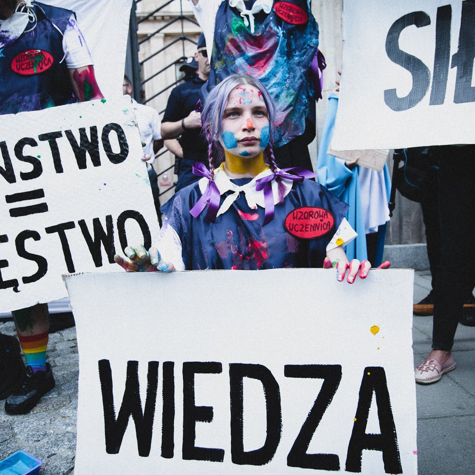Warszawa, 19.07.2021. Aktywiści i aktywistki protestowali przed siedzibą Ministerwsta Edukacji i Nauki. Pomalowali się tęczowymi farbami, zrobili laurkę dla Czarnka