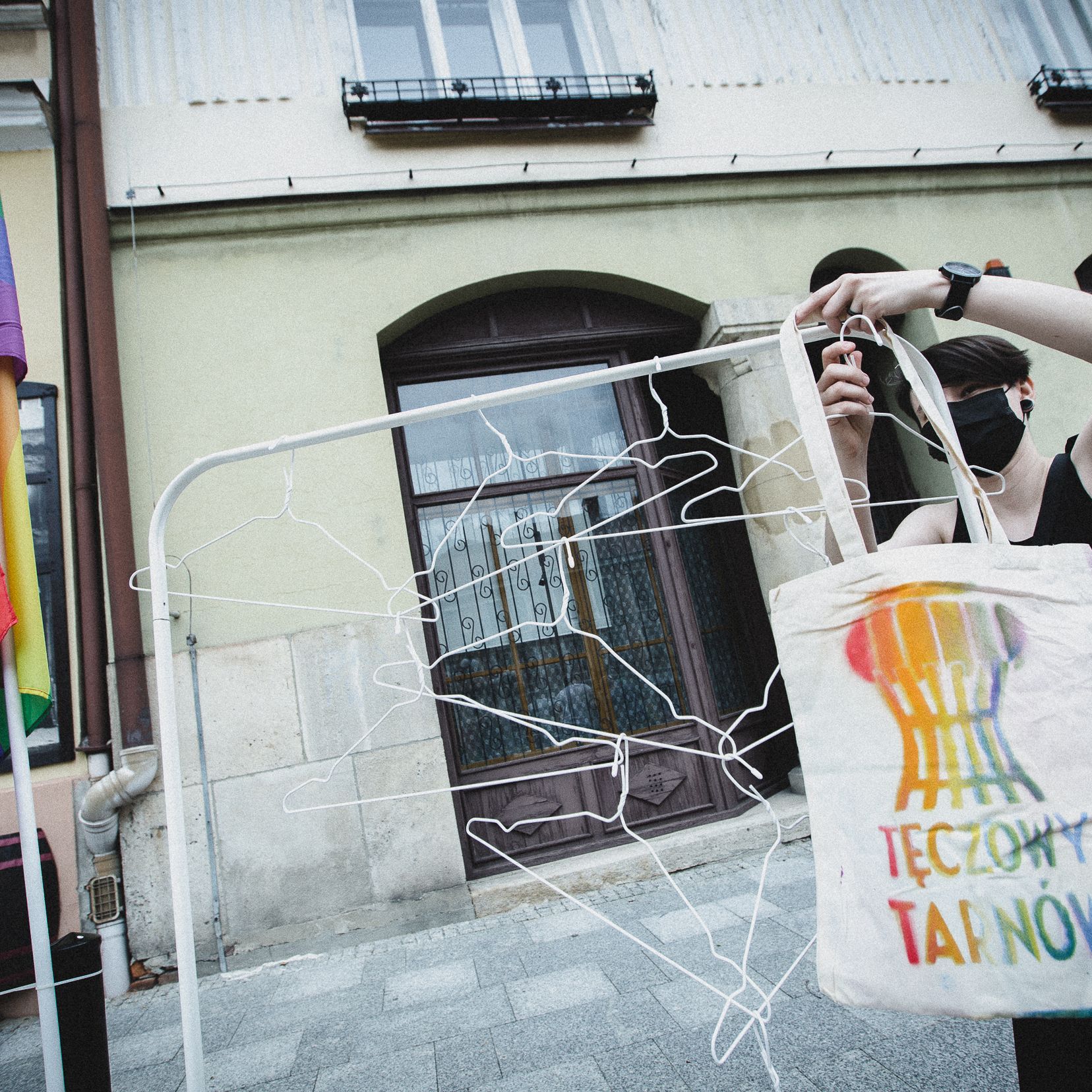 Tarnów, 16.05.2021. Obchody Międzynarodowego Dnia Przeciw Homofobii, Bifobii i Transfobii. Aktywistki i aktywiści organizują akcje edukacyjne dla mieszkańców