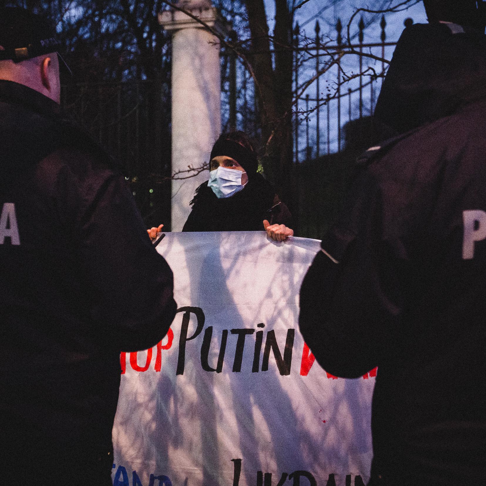 Warszawa, 23.02.2022. „Stop Puitin wars, stand with Ukraine”. Protest pod ambasadą Rosji