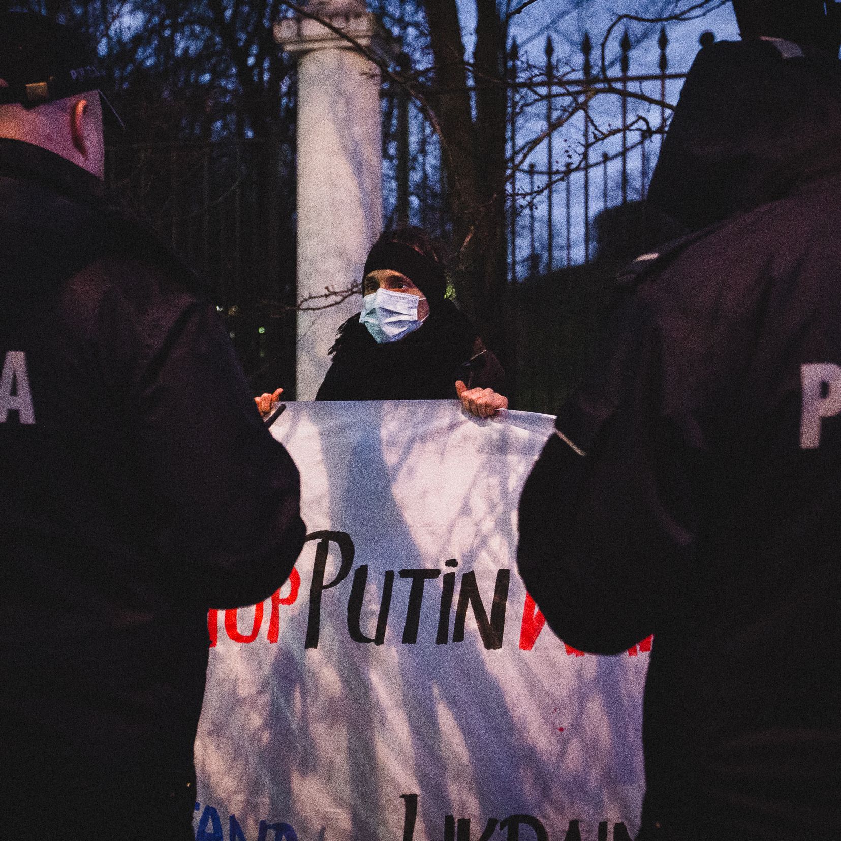 Warszawa, 23.02.2022. „Stop Puitin wars, stand with Ukraine”. Protest pod ambasadą Rosji