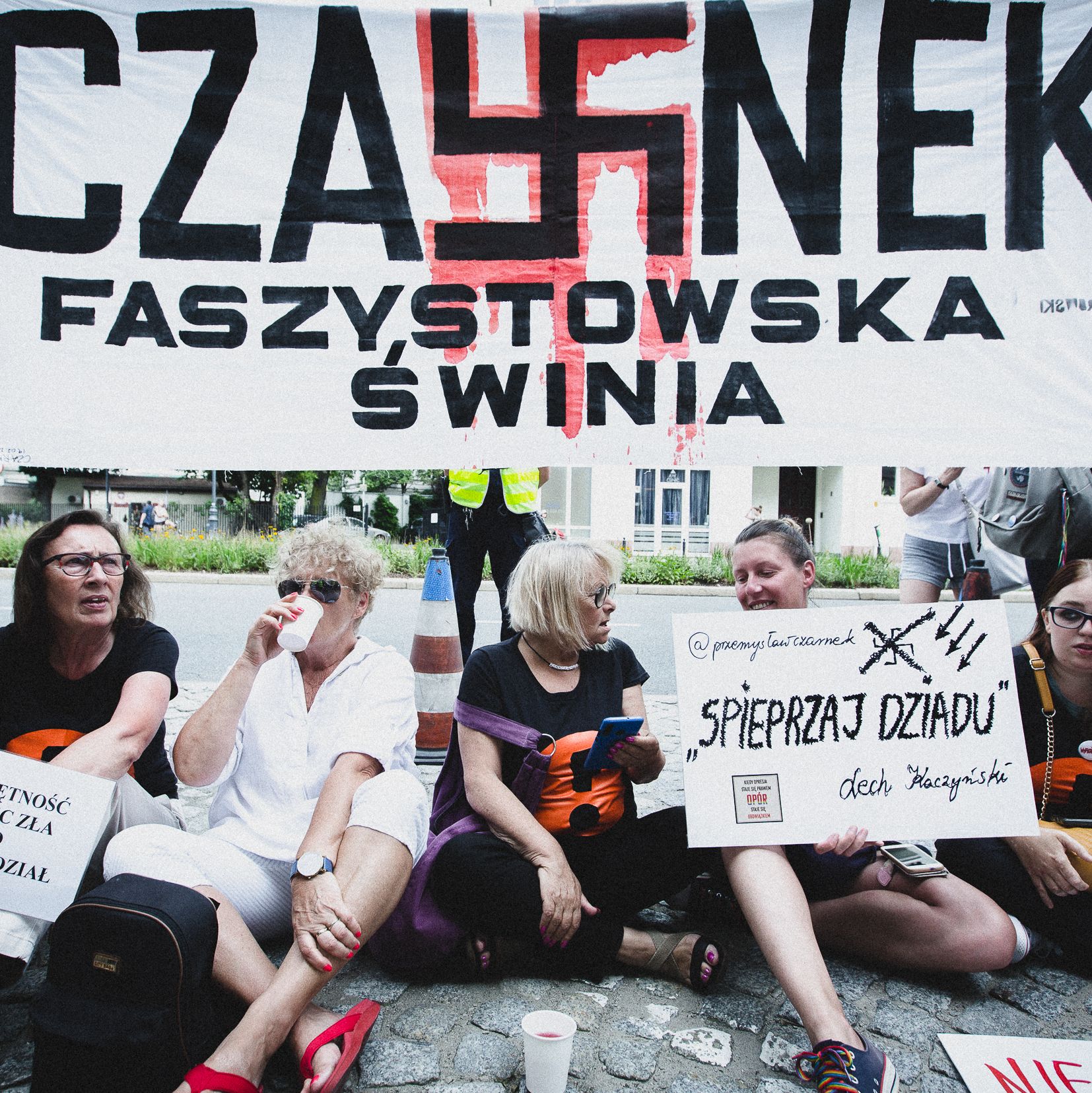 Warszawa, 19.07.2021. Aktywiści i aktywistki protestowali przed siedzibą Ministerwsta Edukacji i Nauki. Pomalowali się tęczowymi farbami, zrobili laurkę dla Czarnka