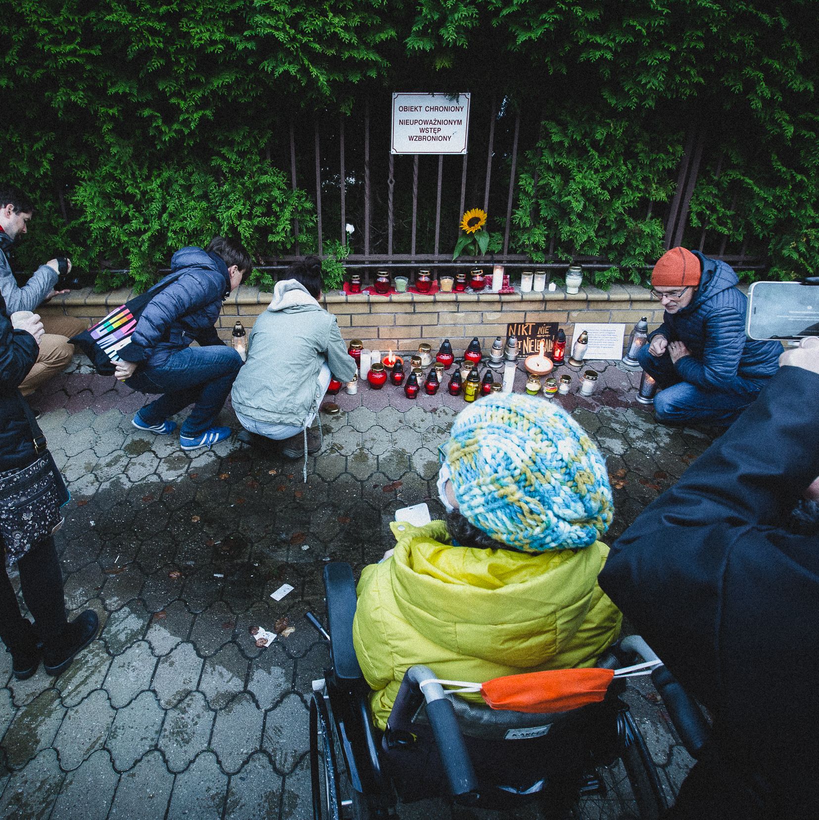 Warszawa, 20.09.2021. 200 osób zapaliło pod Komendą Główną Straży Granicznej znicze dla zmarłych na granicy