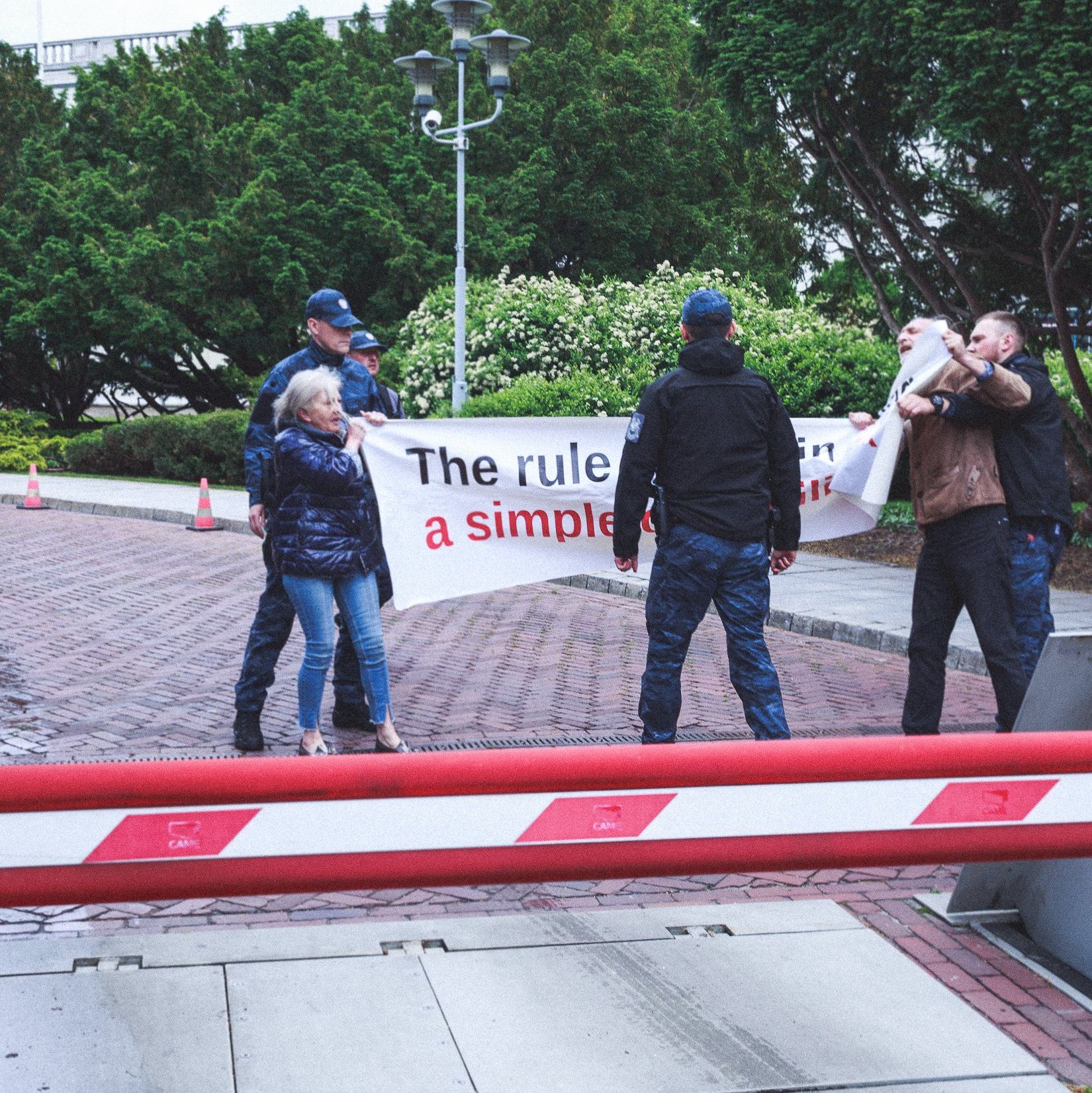 Obywatele RP protestują pod Sejmem: patrzymy na ręce rządowi i UE w sprawie praworządności i KPO
