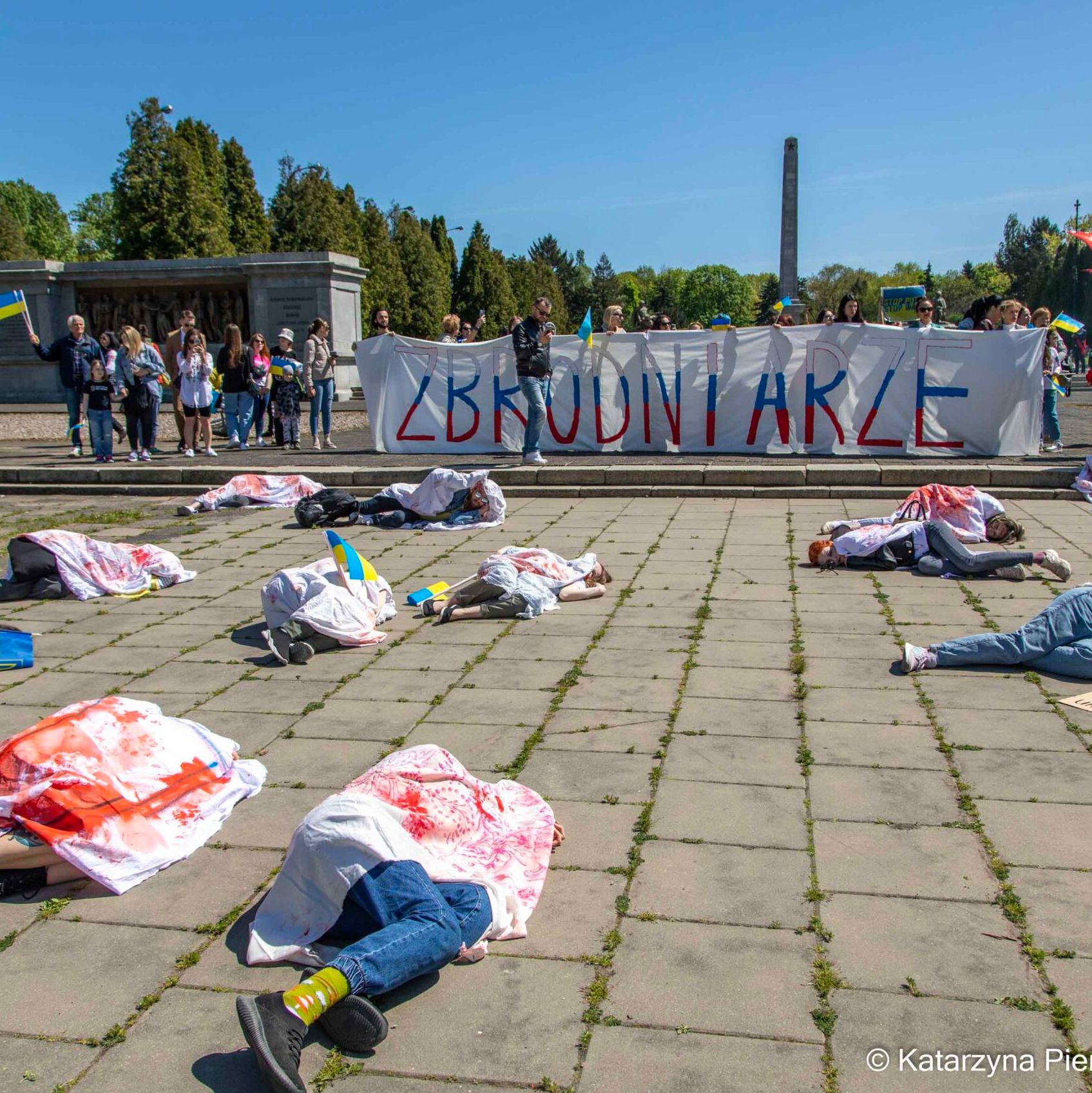 Ambasador Rosji oblany czerwoną farbą podczas protestu przeciw inwazji na Ukrainę. Chciał złożyć kwiaty pod pomnikiem poległych żołnierzy radzieckich w Warszawie.