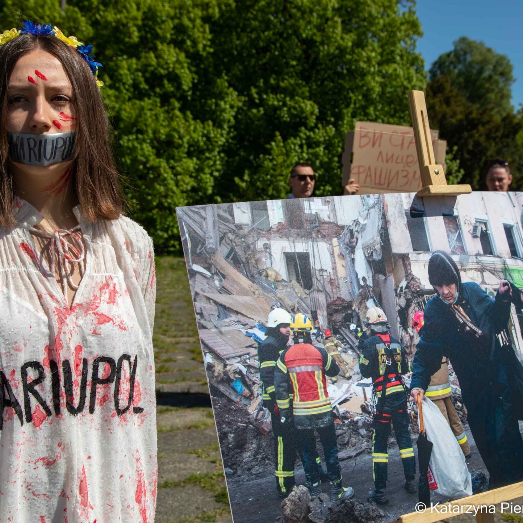 Ambasador Rosji oblany czerwoną farbą podczas protestu przeciw inwazji na Ukrainę. Chciał złożyć kwiaty pod pomnikiem poległych żołnierzy radzieckich w Warszawie.