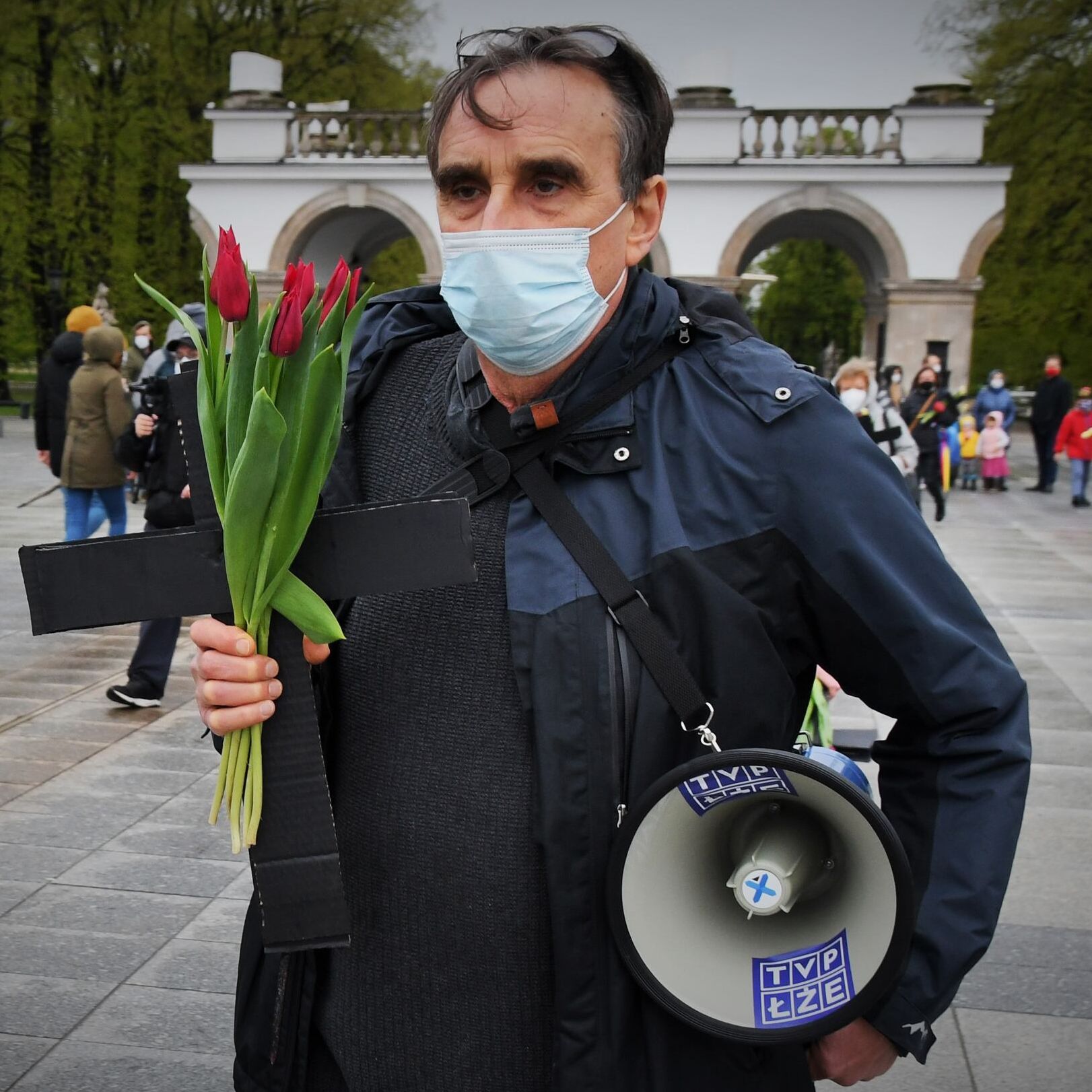 Warszawa, 02.05.2021. Akcja upamiętniająca ofiary COVID-19 na placu Piłsudskiego