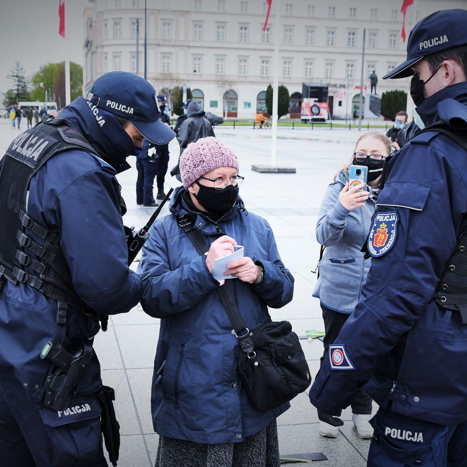 Warszawa, 02.05.2021. Akcja upamiętniająca ofiary COVID-19 na placu Piłsudskiego