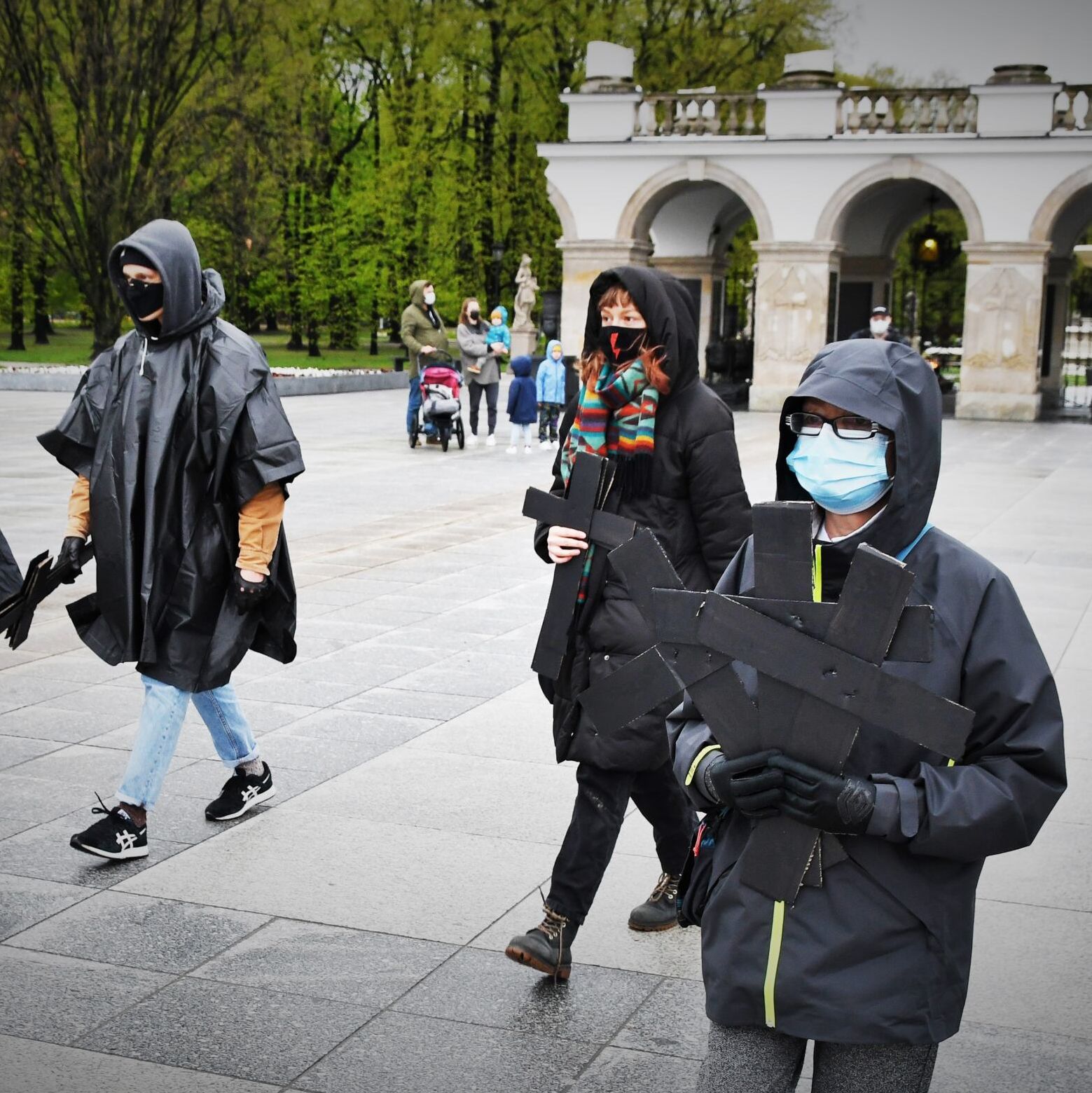 Warszawa, 02.05.2021. Akcja upamiętniająca ofiary COVID-19 na placu Piłsudskiego