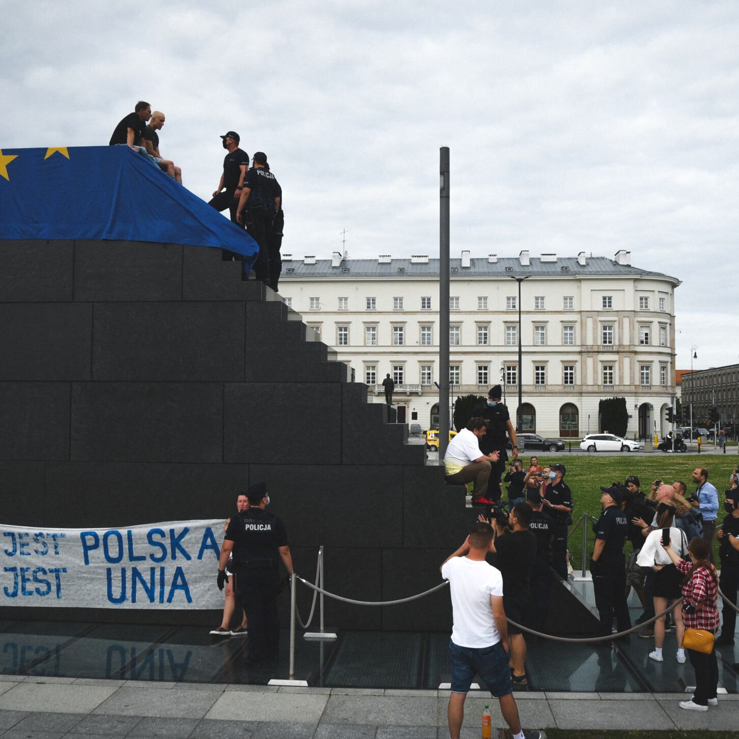 Warszawa, 22.07.2021. LBO wiesza flagę UE na pomniku smoleńskim