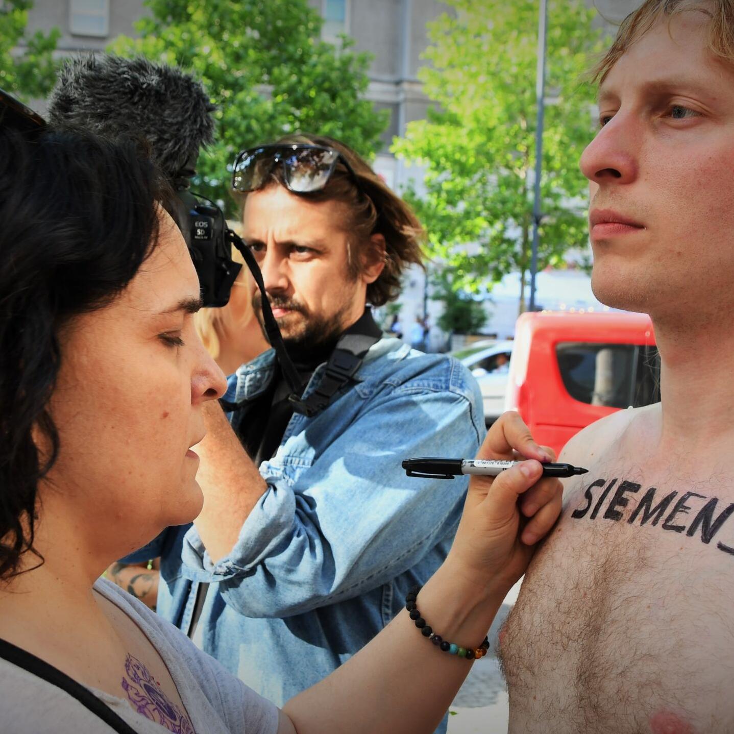 Warszawa, 10.06.2021. Dekolt dla białorusi - protest