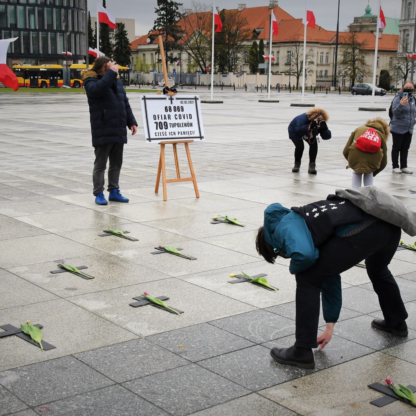 Warszawa, 02.05.2021. Akcja upamiętniająca ofiary COVID-19 na placu Piłsudskiego