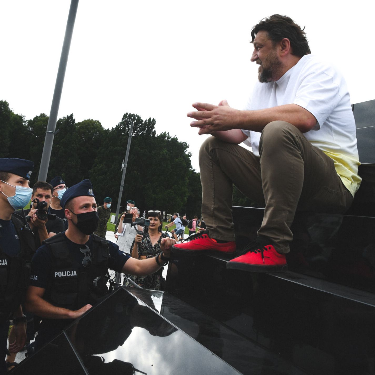 Warszawa, 22.07.2021. LBO wiesza flagę UE na pomniku smoleńskim