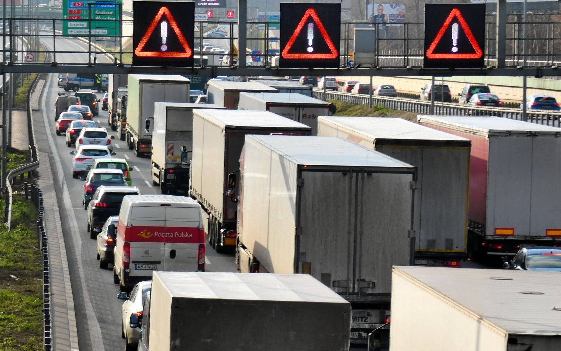 07.01.2020 Warszawa , Blizne , trasa S8 . Wypadek - kierowca tira wjechal w lawete przewozaca szesc luksusowych aut . Po zderzeniu laweta uderzyla w kolejna ciezarowke . Dwa pasy w kierunku Poznania sa zablokowane .
Fot. Dariusz Borowicz / Agencja Gazeta
