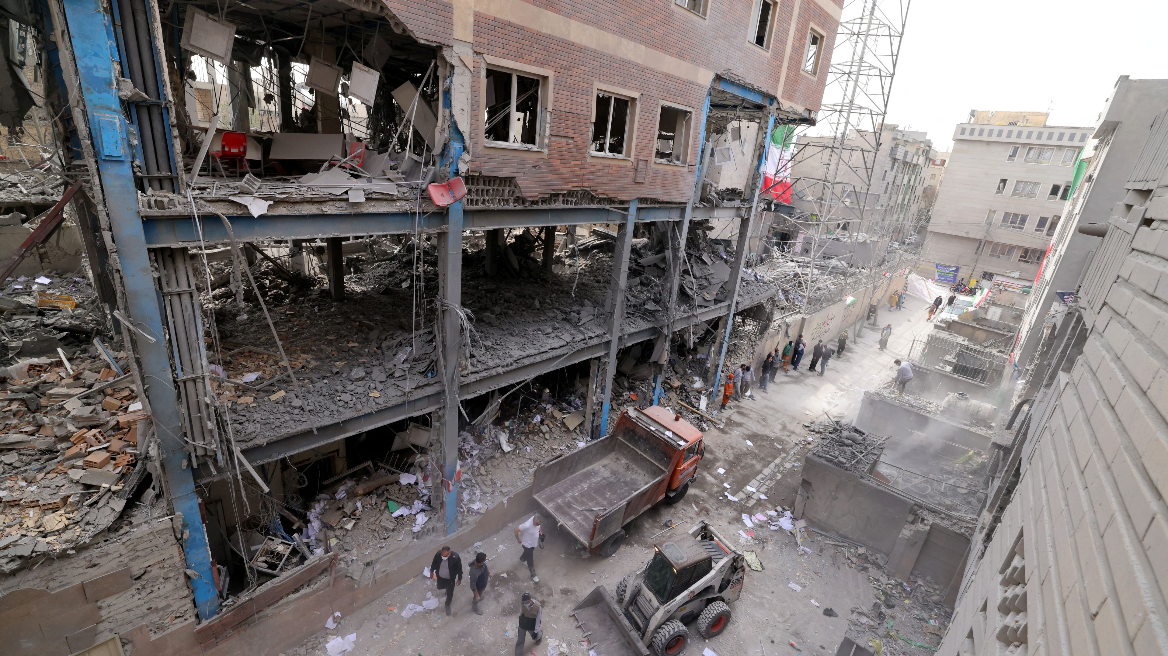 Zniszczony budynek w Teheranie po izraelskim ataku