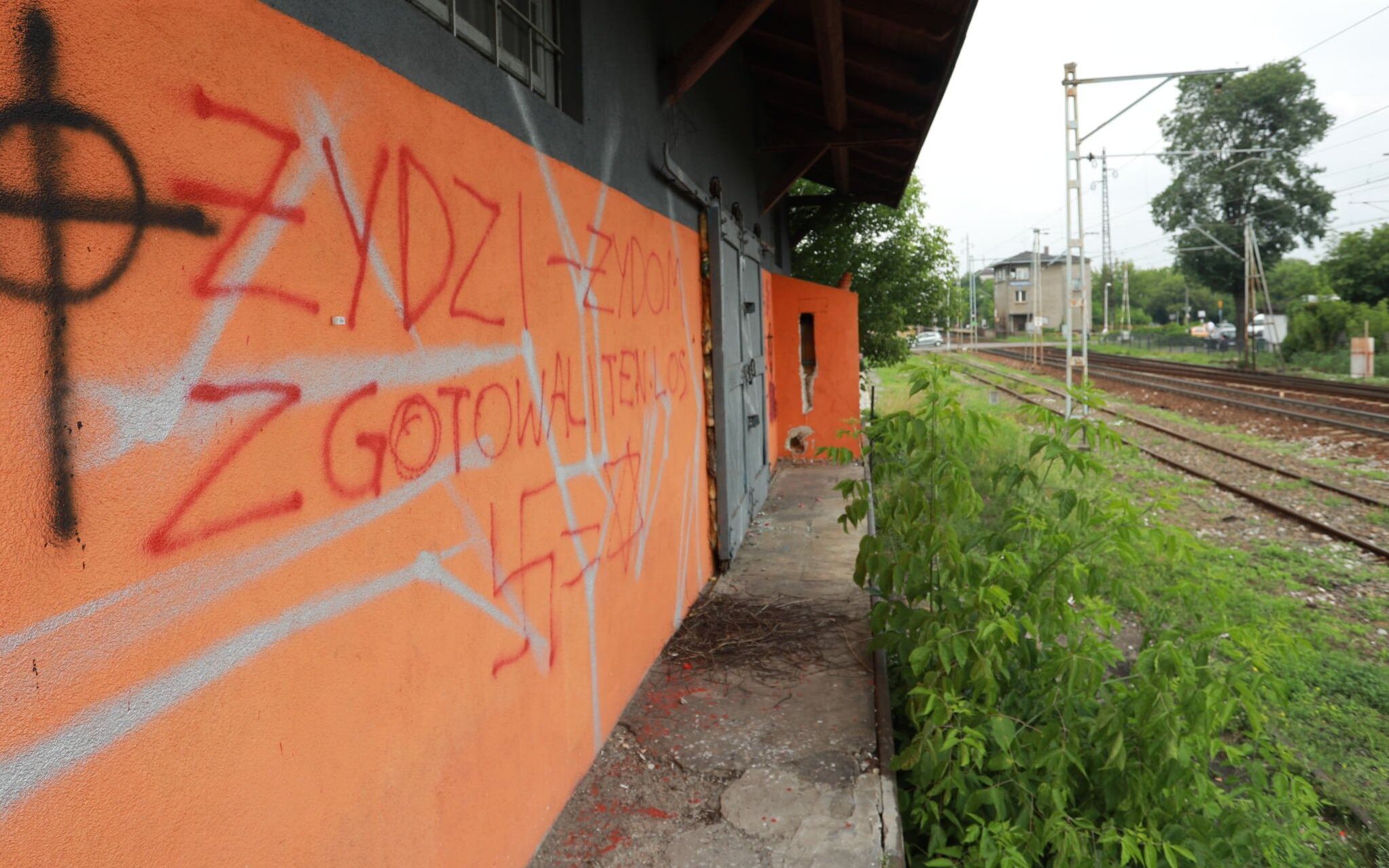 25.06.2021 Warszawa Falenica . Rampa kolejowa , z ktorej wywozono falenickich Zydow w czasie II wojny swiatowej . Antysemickie napisy . 
Fot. Jacek Marczewski / Agencja Gazeta
