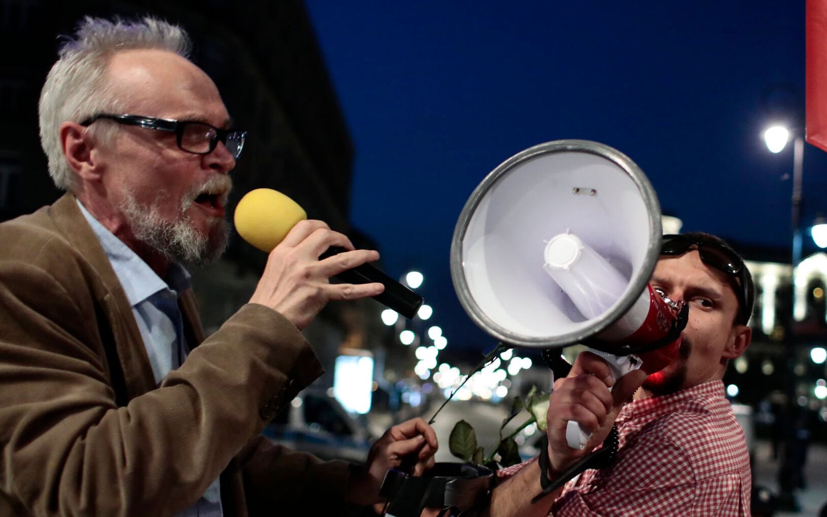 10.04.2018 Warszawa , ulica Krakowskie Przedmiescie . Prezes zarzadu Fundacji Wolni Obywatele RP Pawel Kasprzak (L) podczas kontrmanifestacji Obywateli RP w dniu 8 . rocznicy katastrofy smolenskiej w Warszawie . 
Fot. Dawid Zuchowicz / Agencja Gazeta
