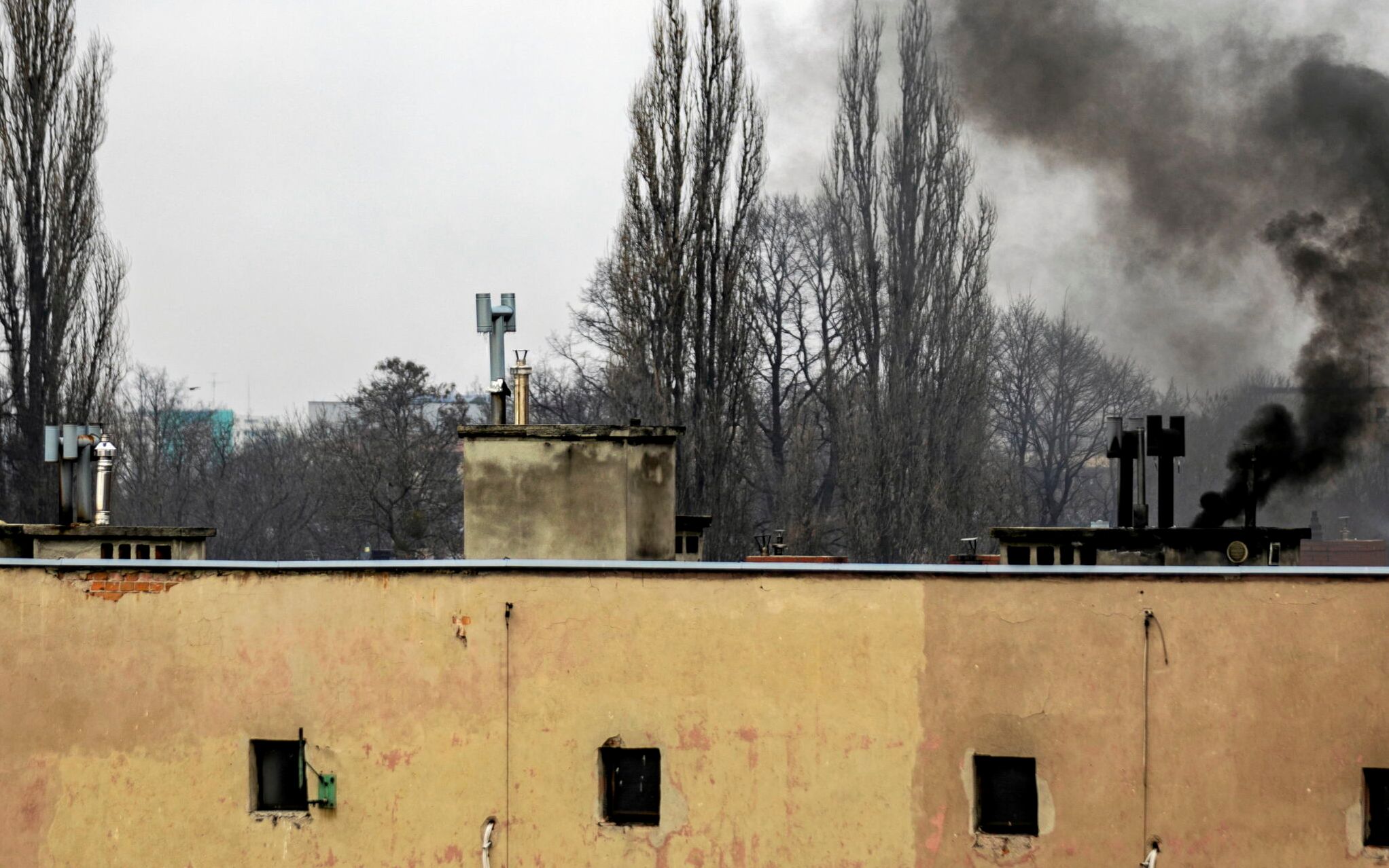 12.01.2022 Zabrze . Rozpalanie kopciucha - pieca w budynku .
Fot . Grzegorz Celejewski / Agencja Wyborcza.pl