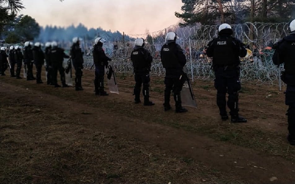 Grafika do artykułu Policja utajnia dane ze względu na stan wyjątkowy. Minister podaje je na Twitterze. O co tu chodzi?