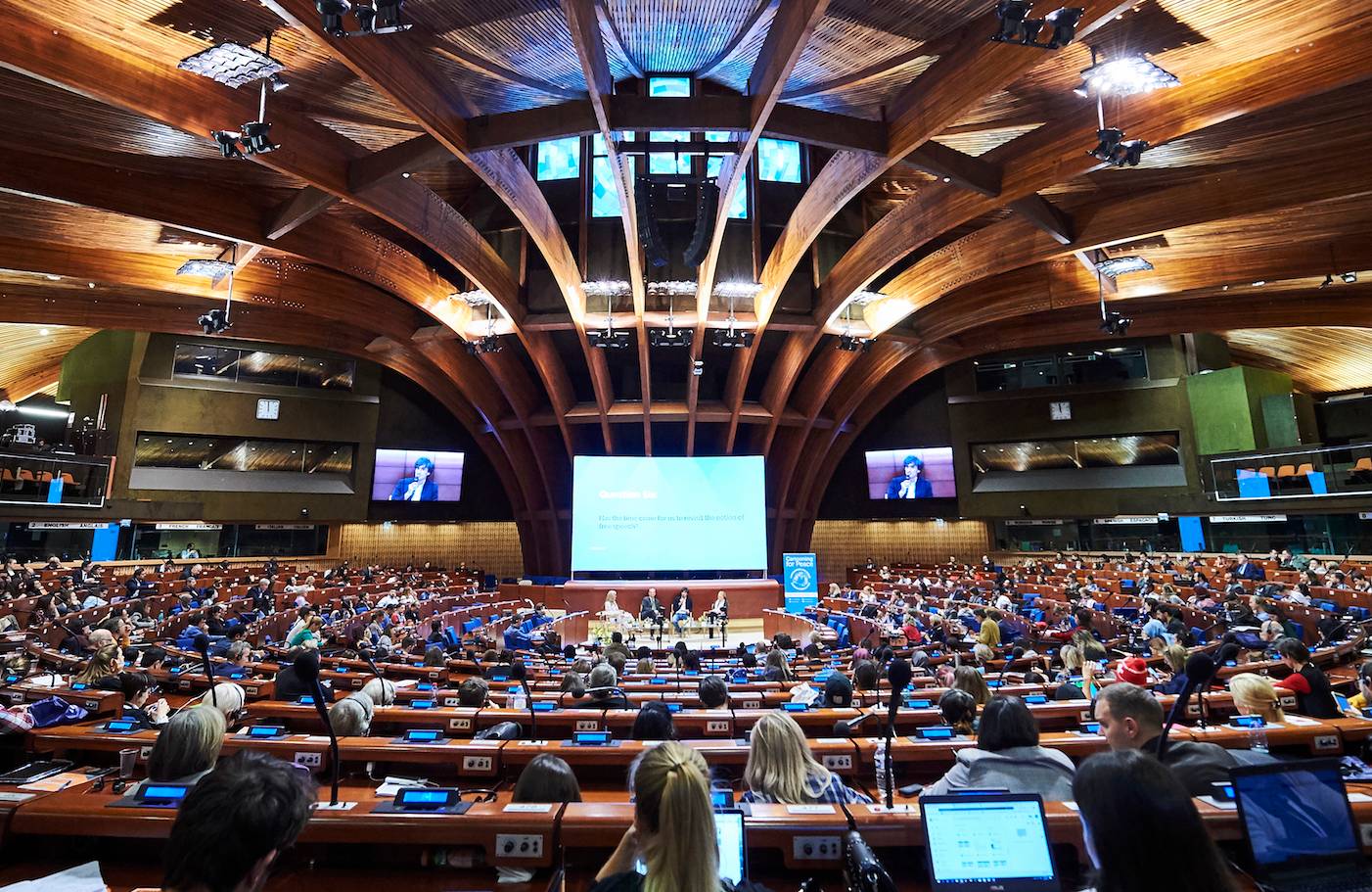 Sala posiedzeń plenarnych, w środku wielki ekran - Rada Europy w Reykjaviku