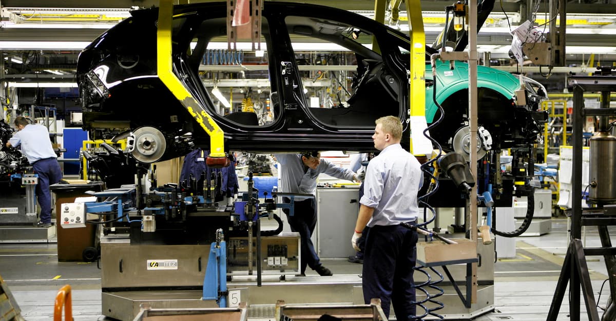 Bruksela rezygnuje z zakazu dla samochodów spalinowych. Producenci się cieszą – ale czy słusznie?