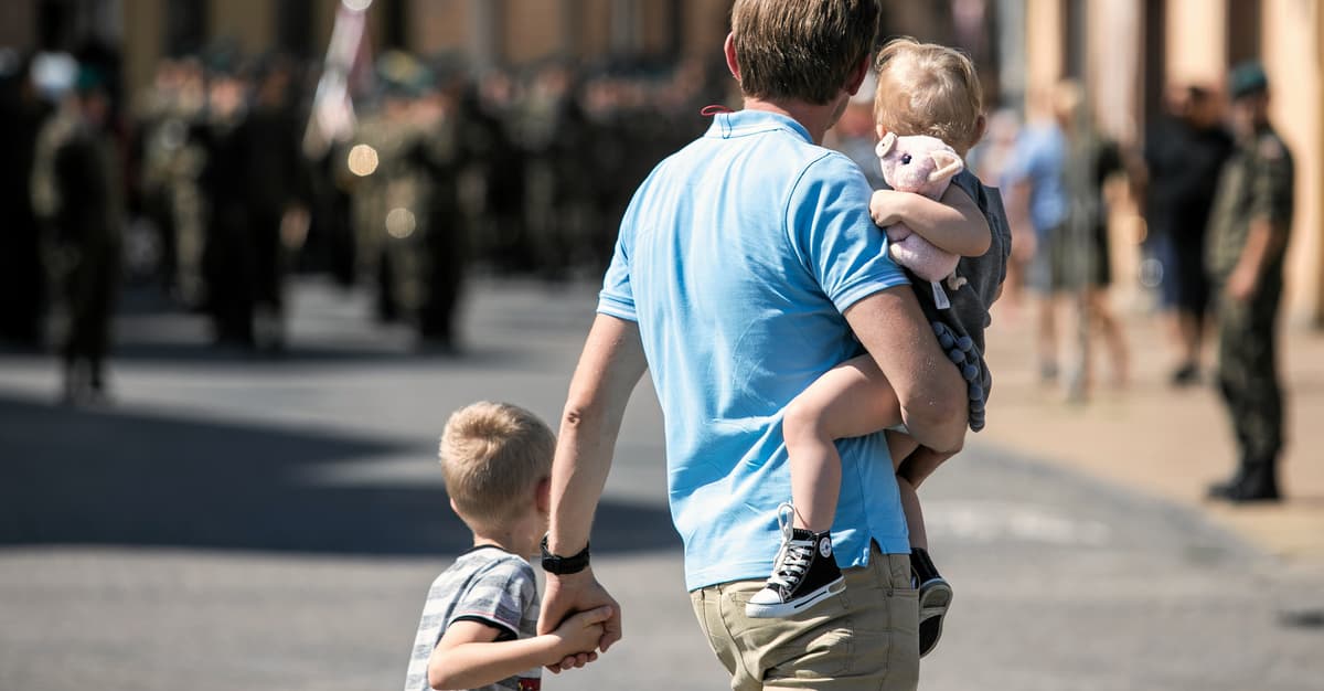 Nierówności zaczynają się przy narodzinach dziecka. Dlaczego urlopy rodzicielskie wciąż nie działają