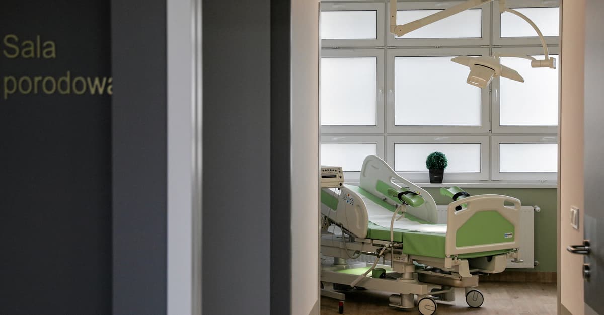 Ból, przemoc, nacinanie bez wskazań i dokarmianie jak leci. Raport z polskich porodówek