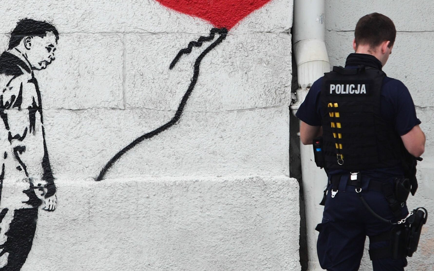 21.07.2020 Krakow , ulica Podgorska . Ogledziny przy muralu z podobizna Jaroslawa Kaczynskiego . 
Fot. Jakub Porzycki / Agencja Gazeta